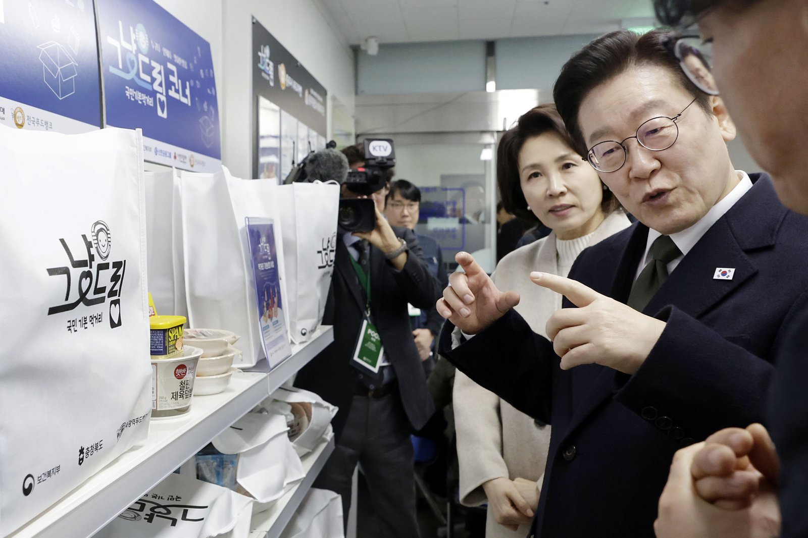 이재명 대통령과 김혜경 여사가 11일 충북 충주시 충주시건강복지타운 내 그냥드림 코너를 방문해 운영 현황을 점검하고 있다.  ‘그냥드림’은 정부가 생계에 어려움을 겪는 국민을 위해 기본 먹거리·생필품을 지원하는 사업이다. 2026.02.11. [충주=뉴시스]