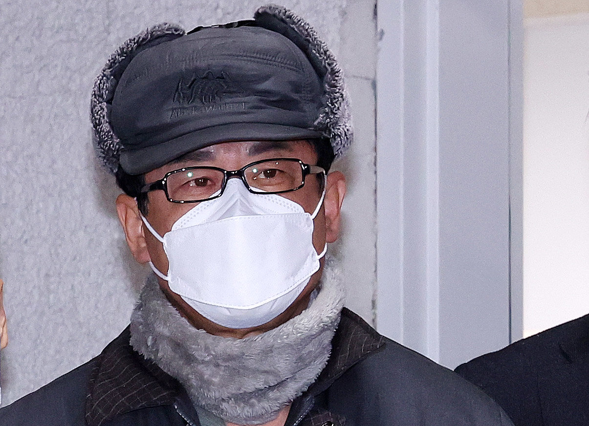 12·3 비상계엄 사태를 사전에 모의한 혐의를 받는 노상원 전 정보사령관이 24일 서울 은평구 서부경찰서에서 검찰로 송치되고 있다. 민간인 신분인 노 전 사령관은 박근혜 정부에서 정보사령관을 지낸 인물로 육군사관학교 선배인 김용현 전 국방부 장관을 도와 포고령을 작성하는 등 계엄을 사전에 기획한 혐의를 받고 있다. 2024.12.24 뉴스1