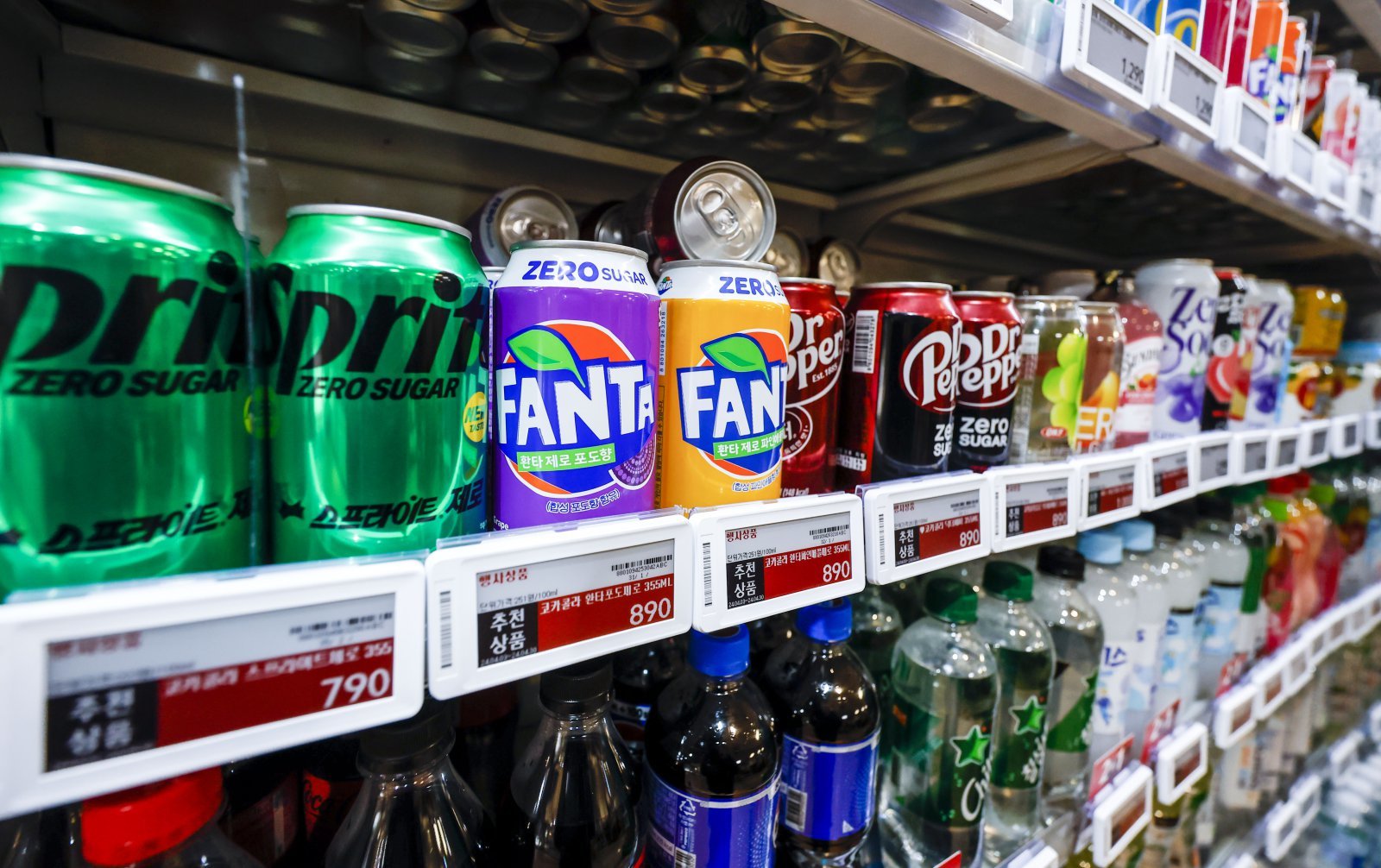 21일 서울시내 편의점에 ‘제로(ZERO)’ 음료가 진열되어 있다. 소비자들이 건강에 대한 관심이 늘면서 설탕과 탄수화물, 알코올 등 특정 성분을 제거하거나 최소화하는 제품들이 인기를 끌고 있다. 2024.04.21 뉴시스