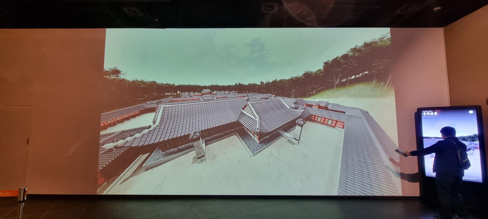 전쟁기념관 전시실 내 신기전과 체험콘텐츠 키오스크