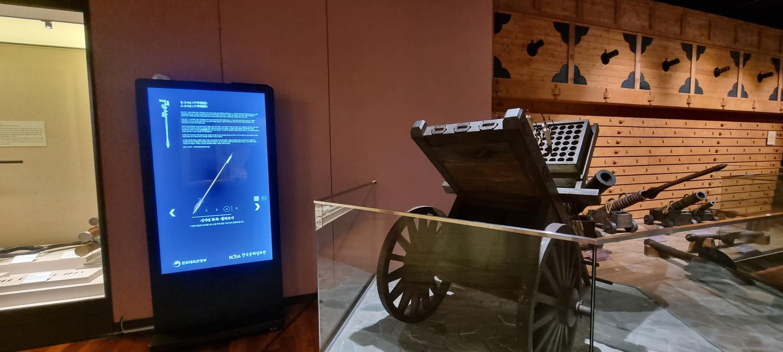 관람객이 전쟁기념관 전시실 내 화성행궁 체험콘텐츠를 체험하는 모습이다.