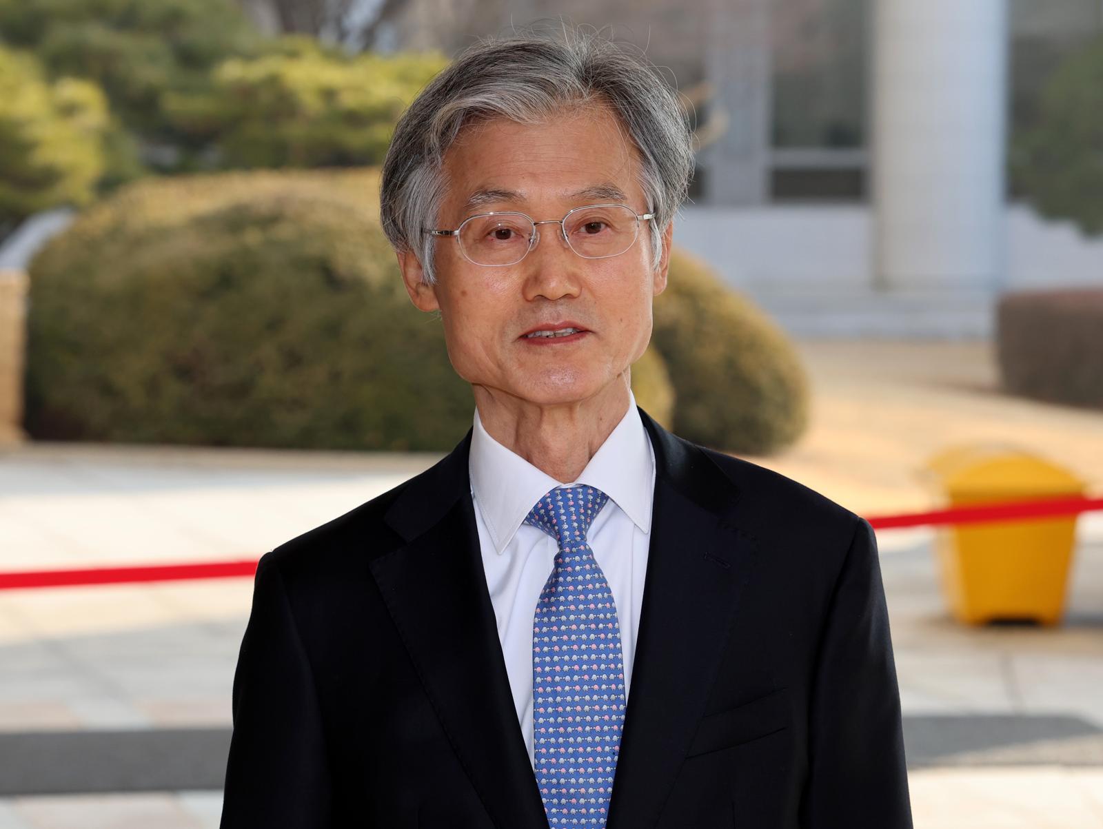 조희대 대법원장이 12일 오전 서울 서초구 대법원으로 출근하며 취재진의 질문에 답하고 있다. 지난 11일 국회 법제사법위원회 전체회의에서 대법원이 확정한 판결에 대해서도 헌법소원을 할 수 있도록 한 ‘재판소원법’(헌법재판소법 개정안)과 대법관 수를 늘리는 ‘대법관 증원법’(법원조직법 개정안)이 더불어민주당 주도로 통과 됐다. 2026.02.12. 뉴시스