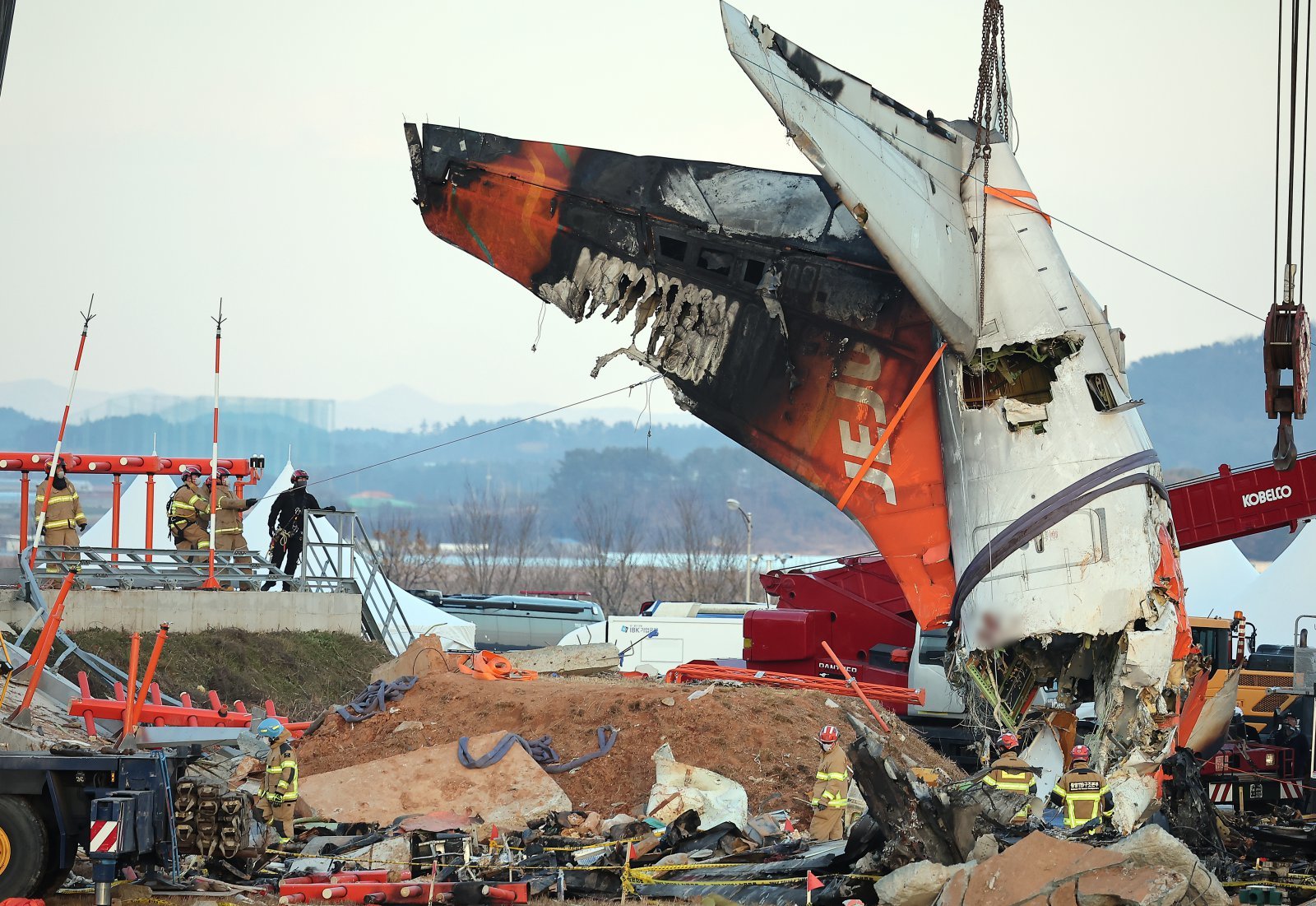 제주항공 여객기 참사 엿새째였던 지난해 1월 3일 오후 전남 무안국제공항 참사 현장에서 제주항공 7C2216편 사고 기체의 꼬리 부분이 크레인에 의해 인양되고 있다. 2025.1.3 뉴스1