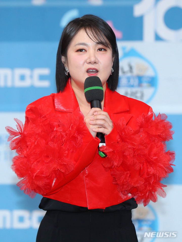 개그우먼 박나래가 4일 오후 서울 마포구 MBC 골든마우스홀에서 열린 MBC ‘나 혼자 산다’ 10주년 기념 기자간담회에서 인사말을 하고 있다. 2023.12.04. 뉴시스
