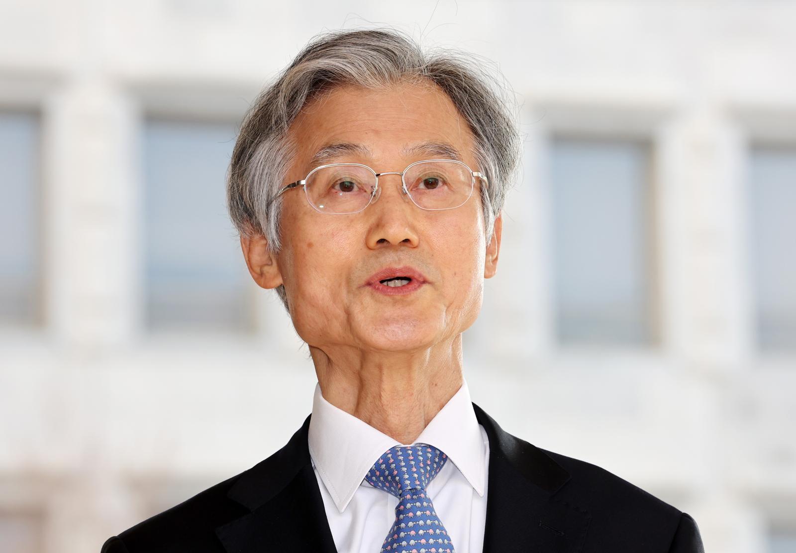 조희대 대법원장이 12일 오전 서울 서초구 대법원으로 출근하며 취재진의 질문에 답하고 있다. 지난 11일 국회 법제사법위원회 전체회의에서 대법원이 확정한 판결에 대해서도 헌법소원을 할 수 있도록 한 ‘재판소원법’(헌법재판소법 개정안)과 대법관 수를 늘리는 ‘대법관 증원법’(법원조직법 개정안)이 더불어민주당 주도로 통과 됐다. 2026.02.12. 뉴시스