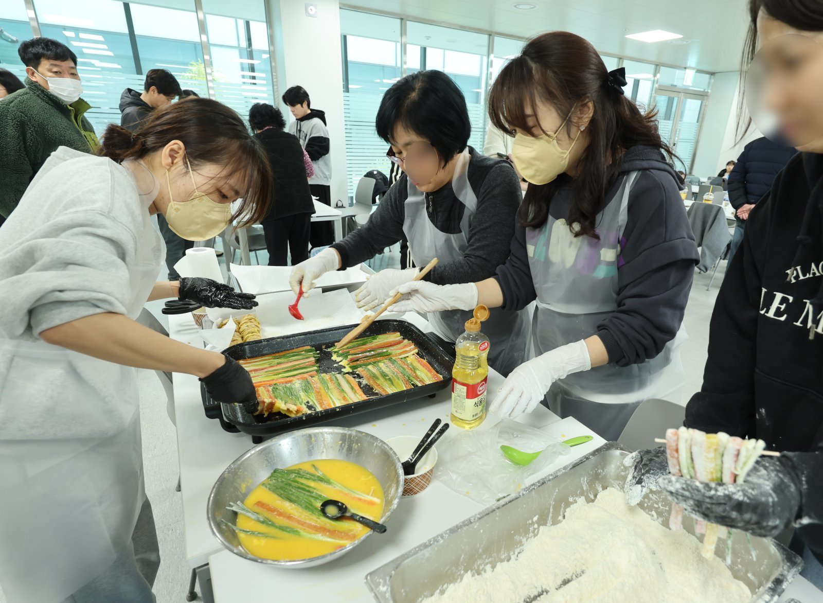 설날 차례상을 준비하기위해 음식 준비를 하고 있다. ⓒ 뉴스1