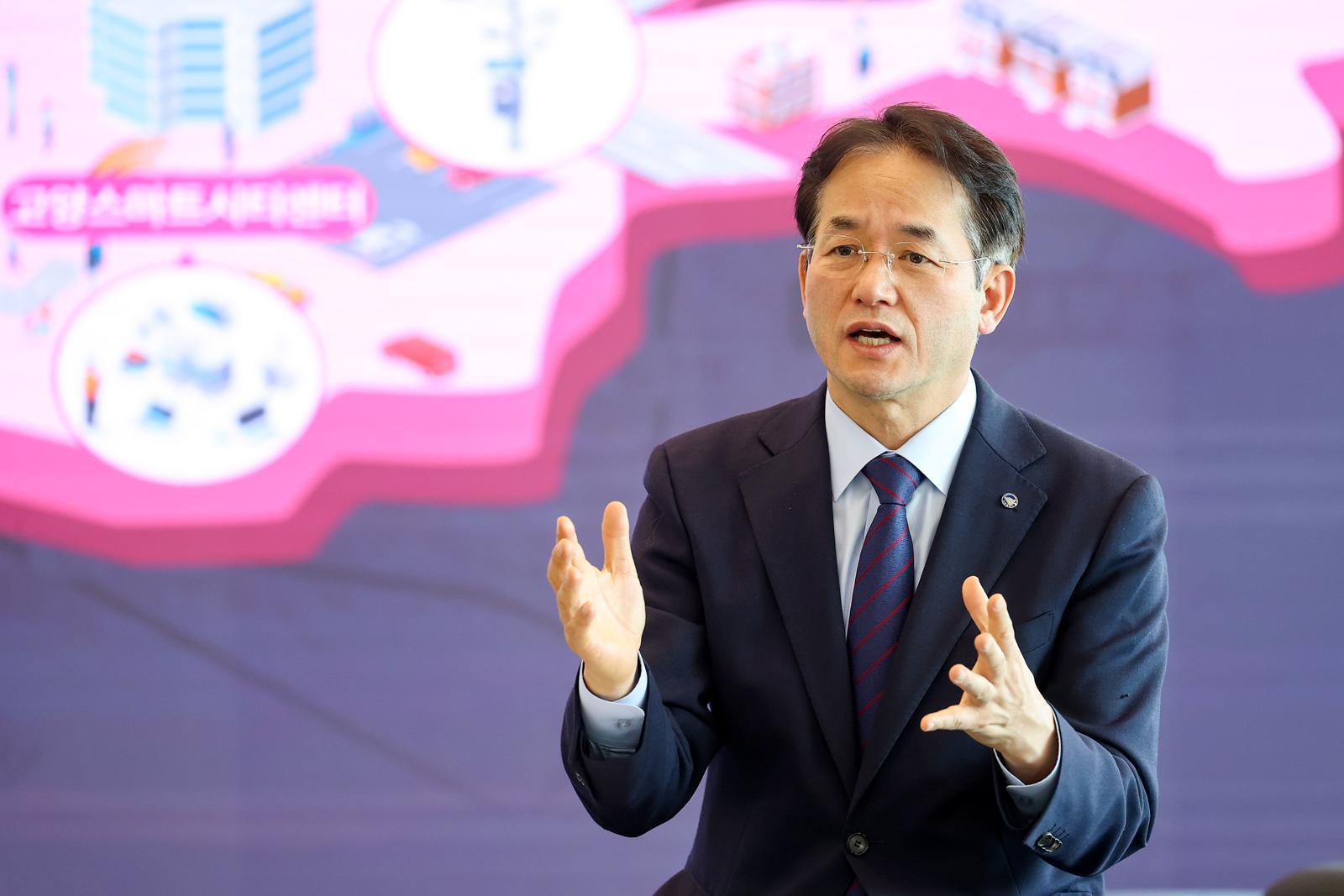 이동환 경기 고양시장이 11일 덕양구 고양 스마트시티센터에서 동아일보와 인터뷰를 갖고 있다. 이 시장은 “그동안 규제에 묶여있던 고양을 기업이 먼저 찾아오는 ‘기회의 땅’으로 탈바꿈시키겠다”고 말했다. 고양시 제공