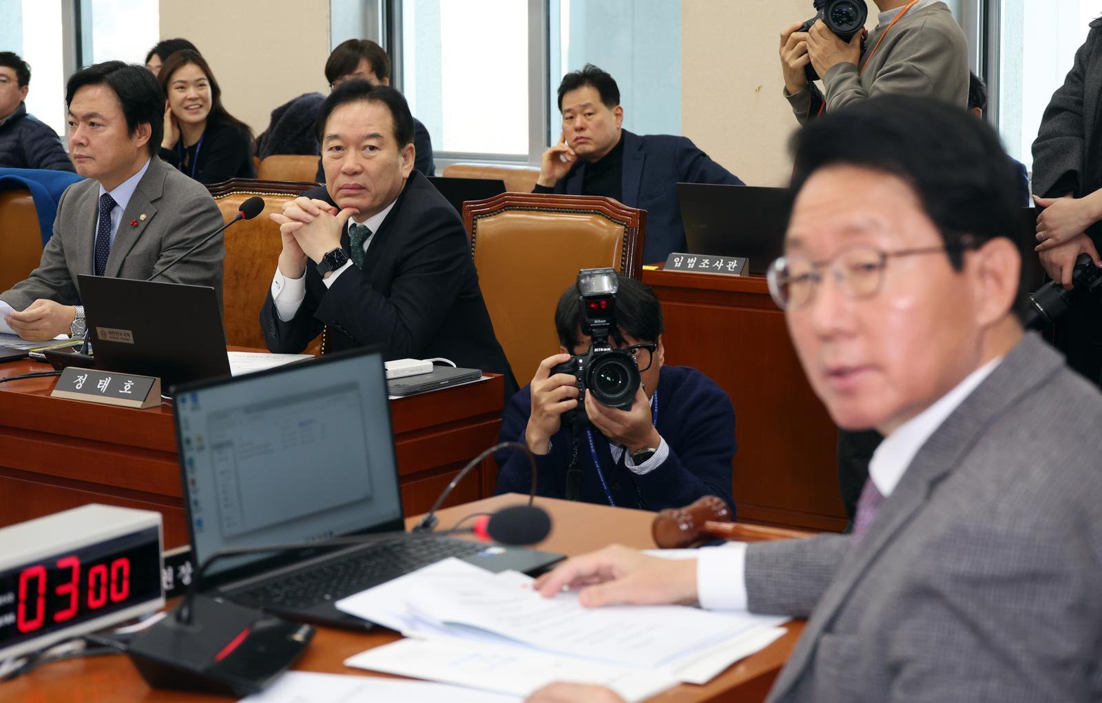 김상훈 국회 대미투자특별법처리를위한특별위원회 위원장과 여당 의원들이 12일 오전 서울 여의도 국회에서 열린 첫 전체회의에서 비공개 전환 여부를 두고 논쟁하고 있다. 2026.02.12. 뉴시스