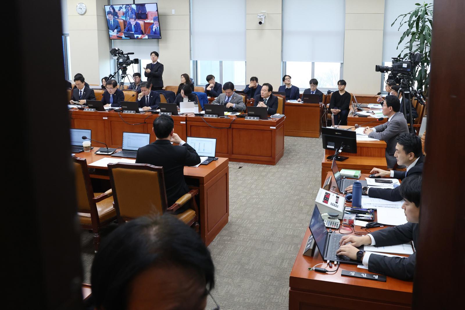 김상훈 위원장이 12일 서울 여의도 국회에서 열린 대미투자특별법처리를위한특별위원회 전체회의에서 회의를 주재하고 있다. 2026.2.12/뉴스1