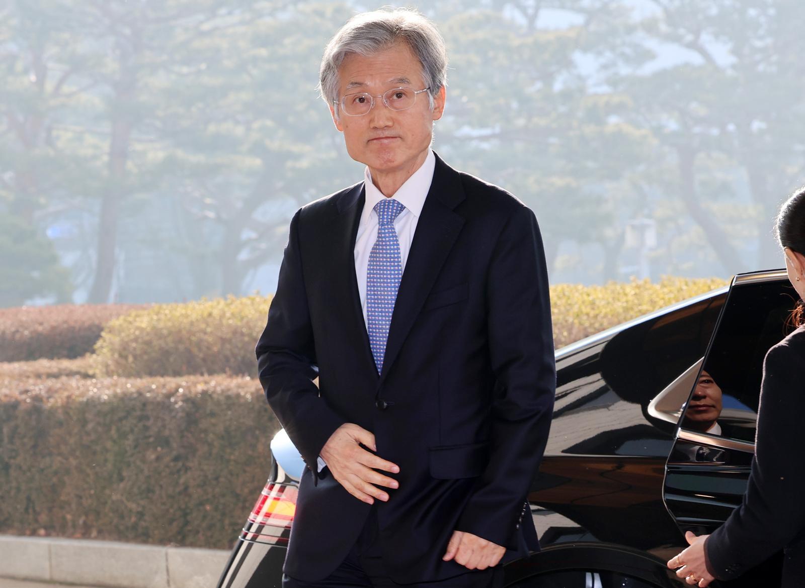 조희대 대법원장이 12일 오전 서울 서초구 대법원으로 출근하며 취재진을 바라보고 있다.  지난 11일 국회 법제사법위원회 전체회의에서 대법원이 확정한 판결에 대해서도 헌법소원을 할 수 있도록 한 ‘재판소원법’(헌법재판소법 개정안)과 대법관 수를 늘리는 ‘대법관 증원법’(법원조직법 개정안)이 더불어민주당 주도로 통과 됐다. 2026.02.12 [서울=뉴시스]