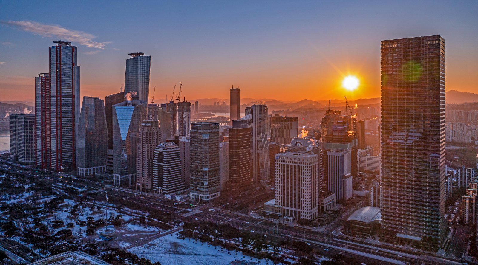 코로나19 팬데믹이 진정되면 괜찮을 거라는 기대로 시작했던 2022년은 우크라이나 전쟁과 인플레이션, 고유가 고환율과 무역적자, 고금리와 소비위축에 멍든 한해로 끝났다. 국내외 증시는 크고 작은 호재와 악재에 울고 웃었고, 자본은 불안정한 시장을 떠났다. 유독 시렸던 겨울에 다시 여명이 밝아오고 있다. 버텨서 이겨내리라는 꺾이지 않는 마음으로 대한민국 경제금융의 중심 여의도 증권가에서 2023년의 뜨거운 태양을 맞이한다. 사진은 지난 24일 서울 여의도 증권가를 밝히며 떠오르는 태양. 2023.01.01. 서울=뉴시스