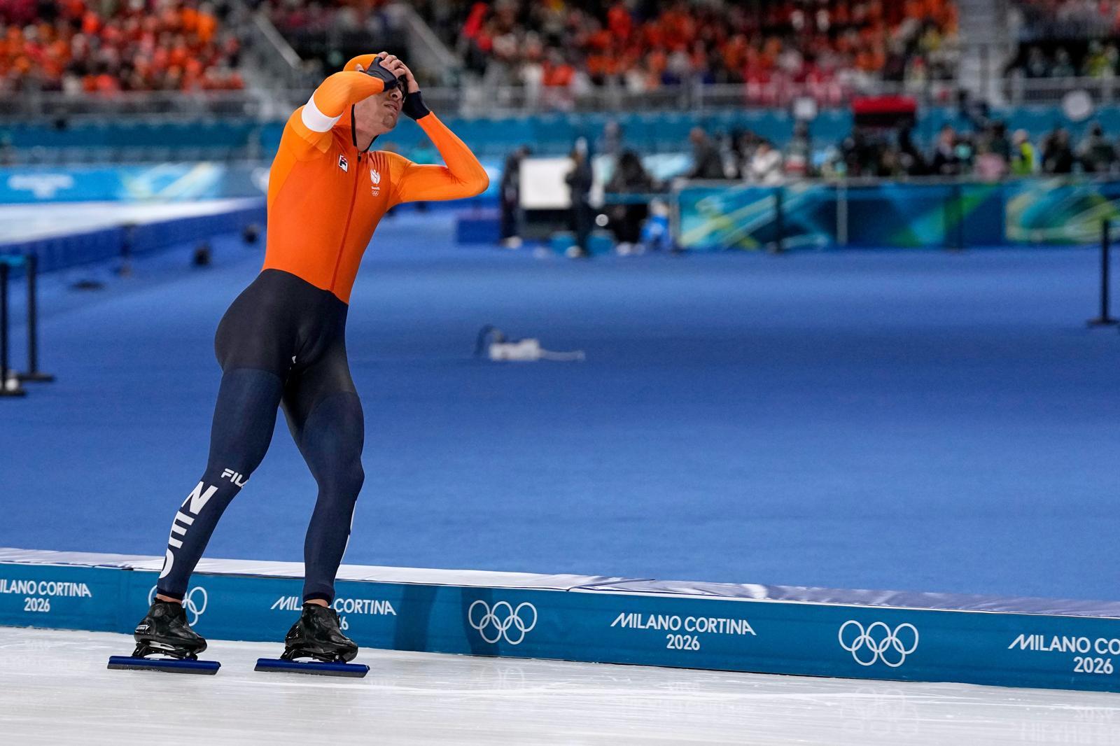유프 베네마르스가 12일 열린 2026 밀라노-코르티나담페초 겨울올림픽 스피드스케이팅 남자 1000m 레이스를 마친 뒤 아쉬움에 얼굴을 감싸고 있다. 밀라노=AP 뉴시스