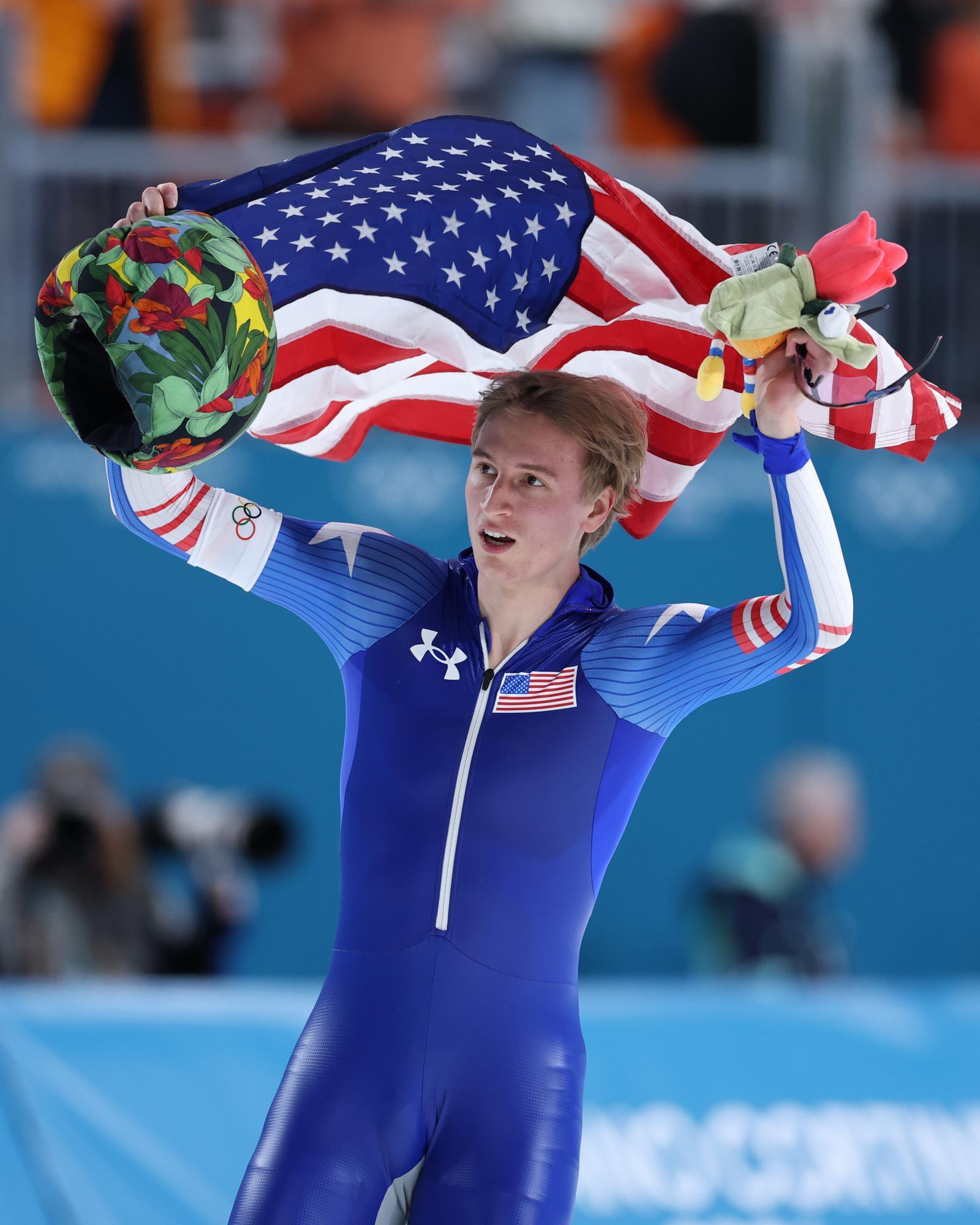 ‘빙상 괴물’ 조던 스톨츠가 2026 밀라노-코르티나담페초 겨울올림픽 스피드스케이팅 남자 1000m에서 우승한 뒤 성조기를 들고 있는 모습. 밀라노=AP 뉴시스