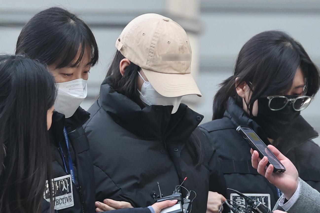 강북구 수유동 모텔에서 약물이 든 음료를 건네 타인을 숨지게 한 혐의를 받는 20대 여성이 12일 오전 서울 도봉구 북부지방법원에서 열린 영장실질심사에 출석하고 있다. 2026.2.12 ⓒ 뉴스1