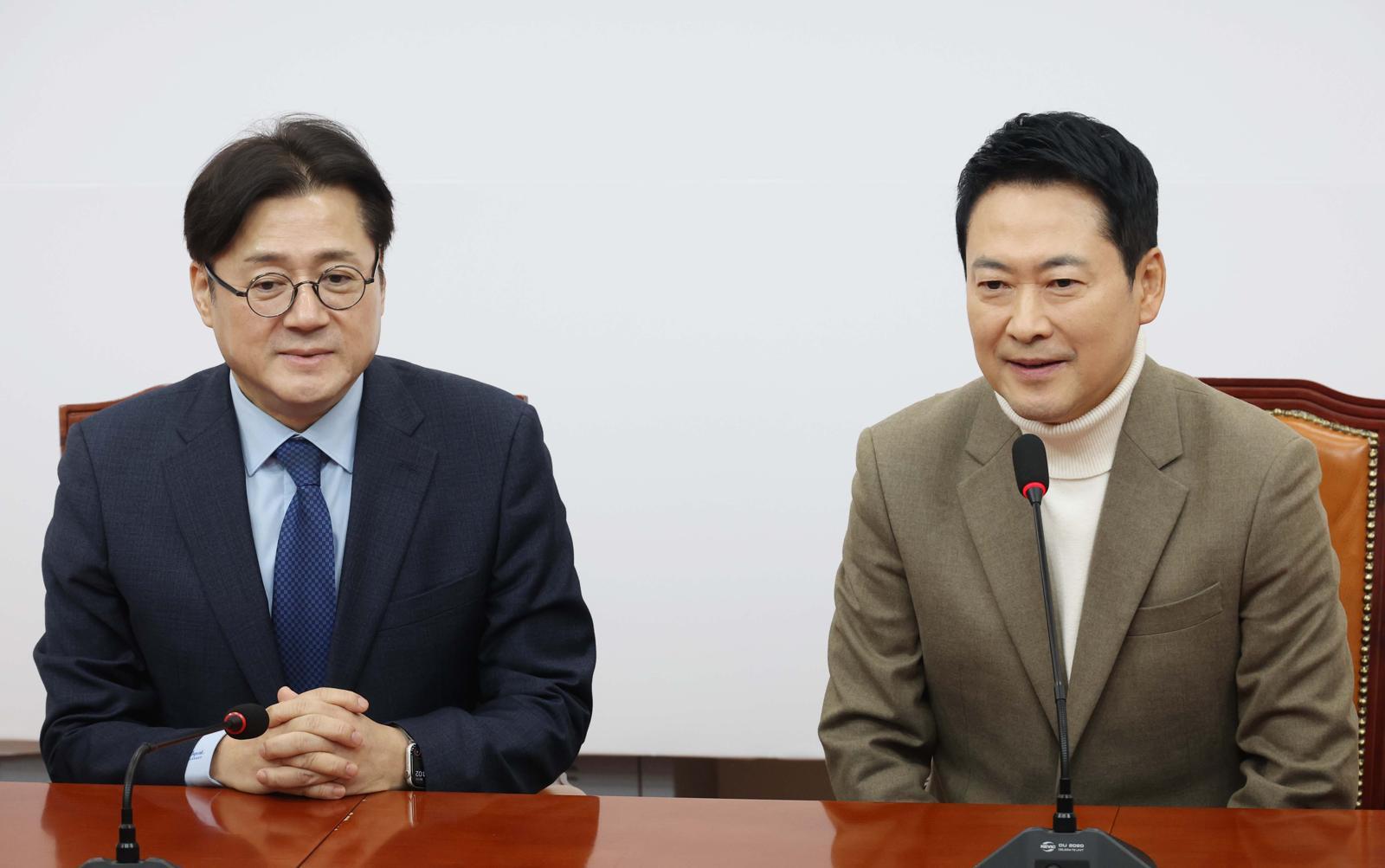 장동혁 국민의힘 대표가 5일 오전 서울 여의도 국회에서 홍익표 대통령비서실 정무수석을 접견하며 인사말을 하고 있다. 2026.02.05. 뉴시스