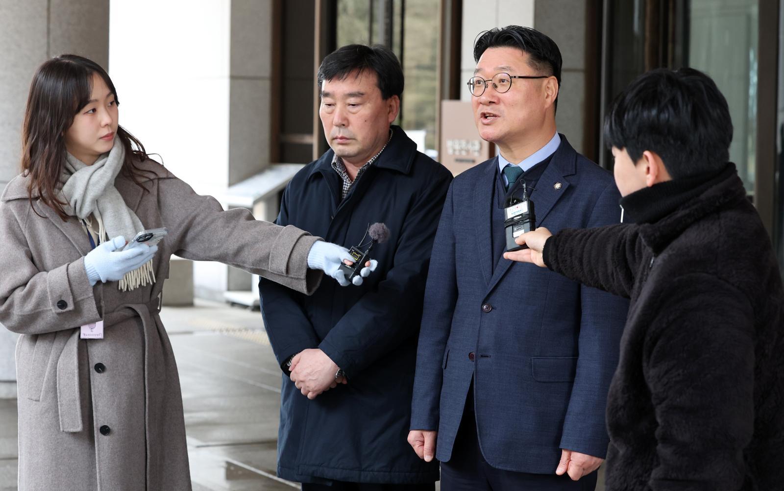 김정호(오른쪽) 변호사와 박강배 5.18기념재단 상임이사가 12일 오전 서울 서초구 대법원에서 열린 ‘전두환 회고록’ 손해배상 소송 선고를 마친 후 취재진의 질의에 답하고 있다. 2026.02.12.