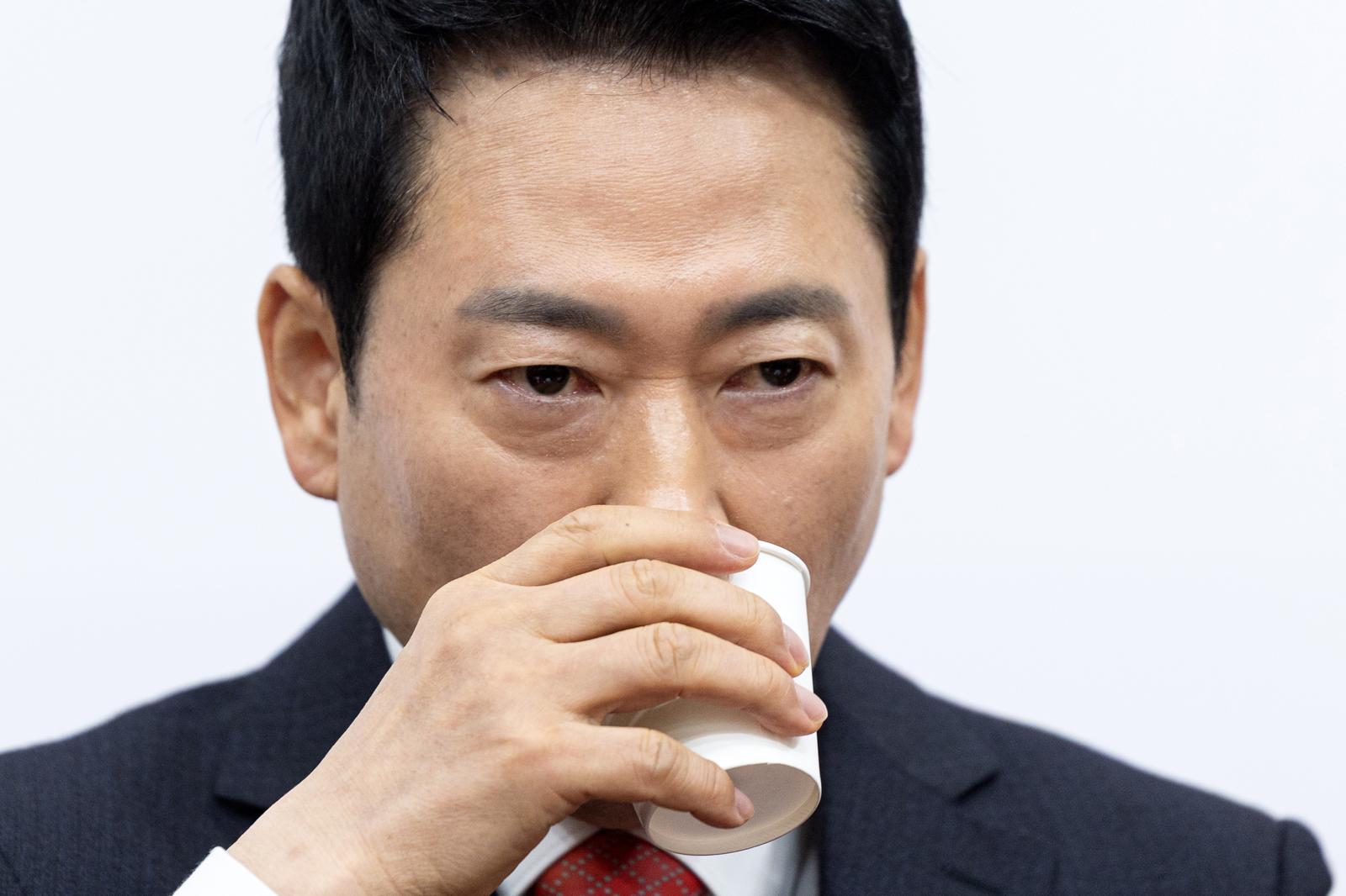 장동혁 국민의힘 대표가 12일 서울 여의도 국회에서 열린 최고위원회의에서 물을 마시고 있다. 2026.2.12 ⓒ 뉴스1