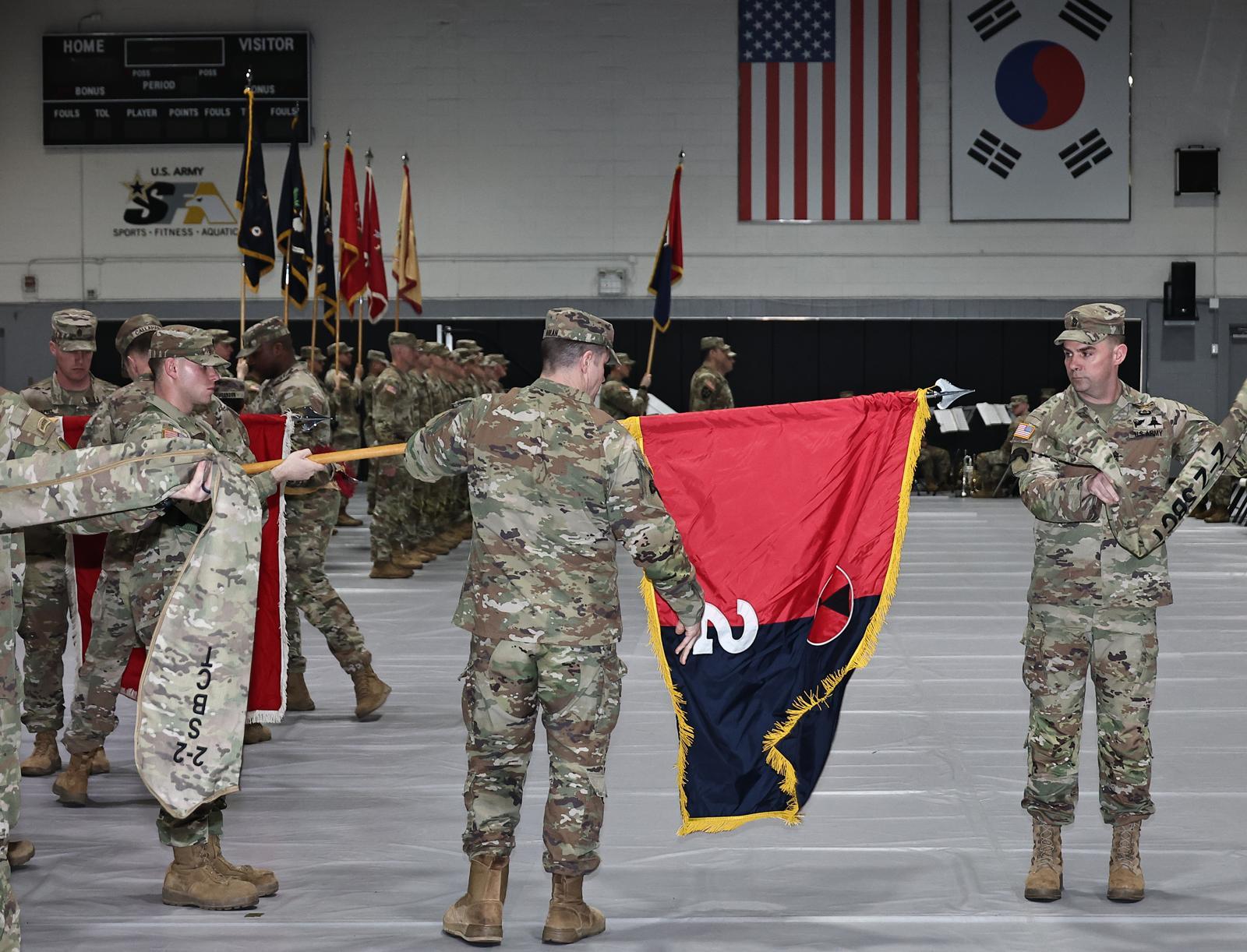 12일 오전 경기도 동두천시 캠프 케이시에서 열린 미2사단/한미 연합사단 순환 배치 부대 임무 교대식에서 미2사단 제2스트라이커 전투여단이 부대기를 펼치며 임무 시작을 알리고 있다. 이날 미4사단 제1스트라이커 전투여단과 교대한 이들은 9개월 동안 한반도에서 임무를 수행한다. 동두천=양회성 기자 yohan@donga.com