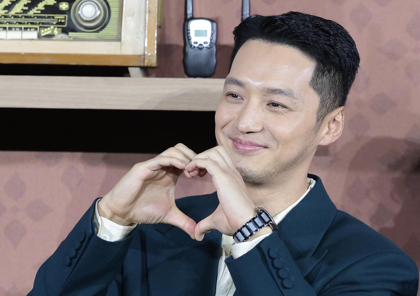 배우 변요한이 12일 오전 서울 강남구 코엑스 메가박스에서 열린 넷플릭스 영화 ‘파반느’ 제작보고회에 참석해 포즈를 취하고 있다. ‘파반느’는 마음의 문을 닫고 살아가던 세 사람이 서로에게 빛이 되어주며 삶과 사랑을 마주하게 되는 영화이다. 2026.2.12 ⓒ 뉴스1