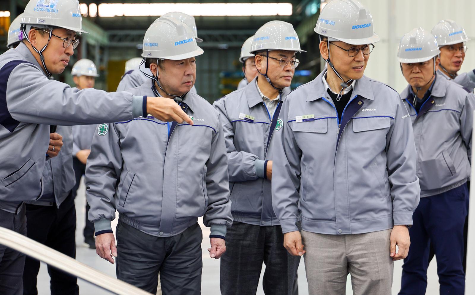 박정원 두산그룹 회장(왼쪽에서 두번째)이 11일 경남 창원시 두산에너빌리티 사업장을 방문해 소형모듈원전(SMR) 제작라인을 둘러보고 있다. 두산그룹 제공