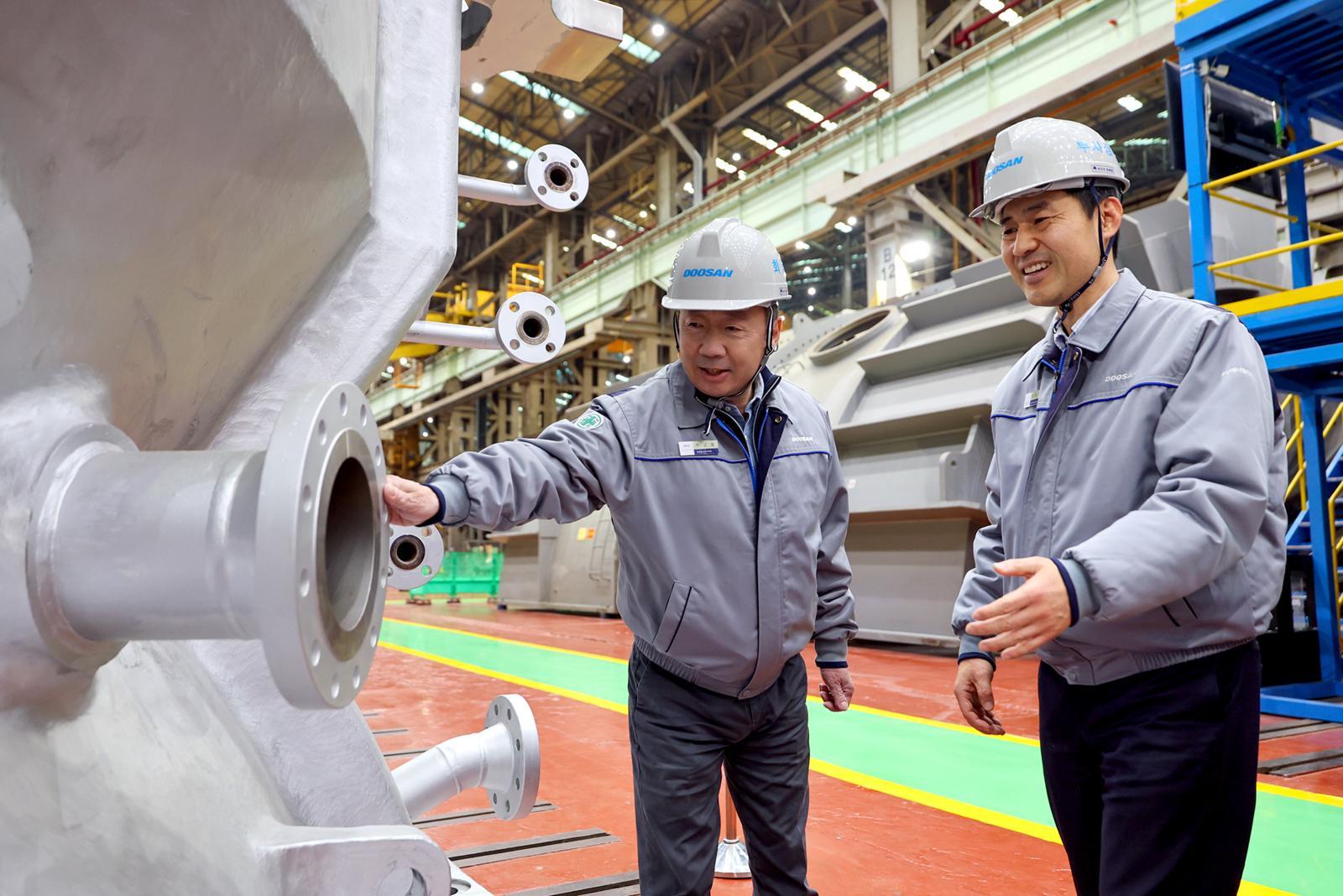 박정원 두산그룹 회장(왼쪽)이 11일 경남 창원시 두산에너빌리티 사업장을 방문해 제작 중인 발전용 가스터빈 제품을 살펴보고 있다. 두산그룹 제공