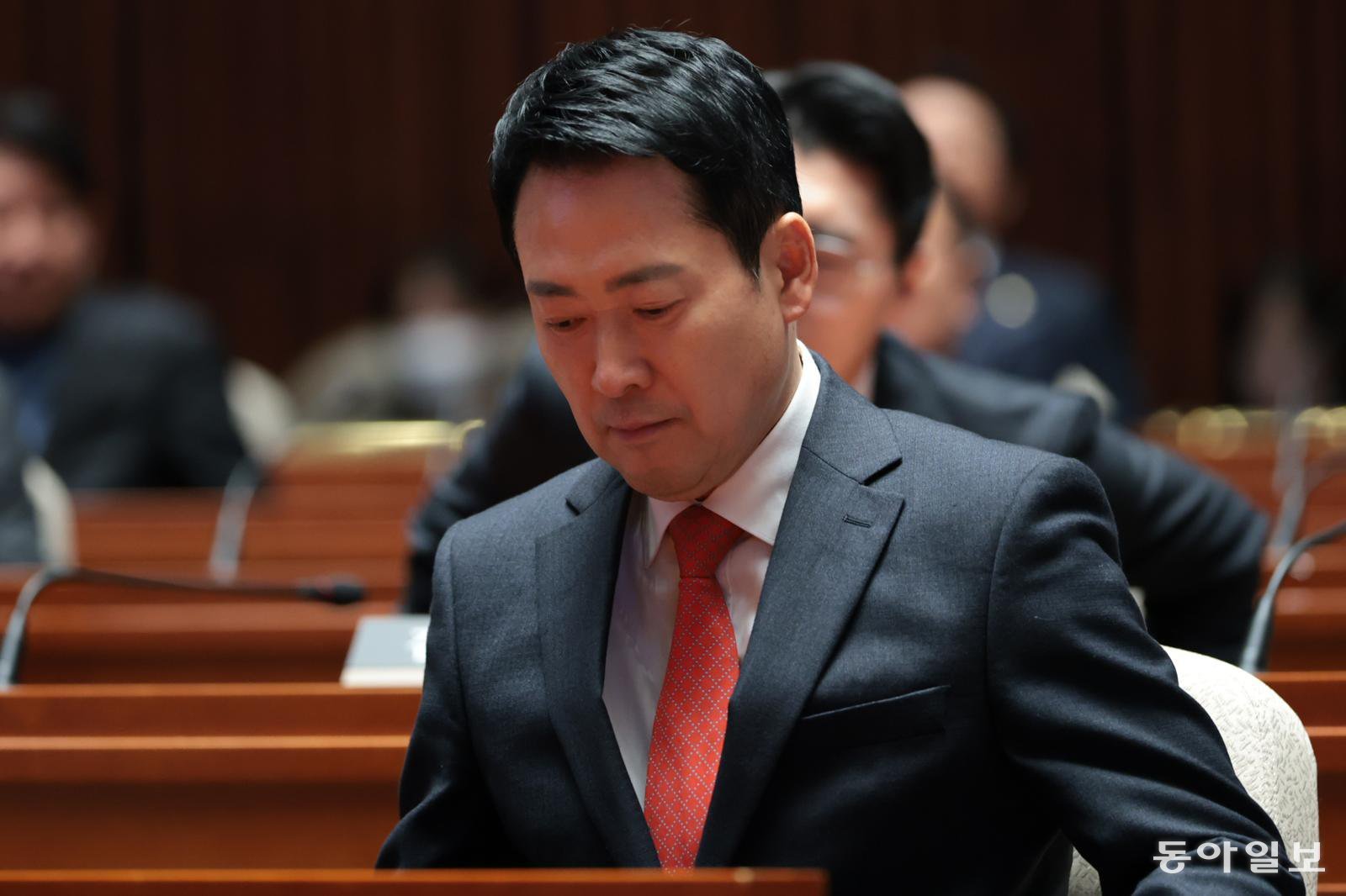 국민의힘 장동혁 대표가 12일 서울 국회 예결위회의장에서 열린 의원총회에 참석해 송언석 원내대표 발언을 듣고 있다. 박형기 기자 oneshot@donga.com