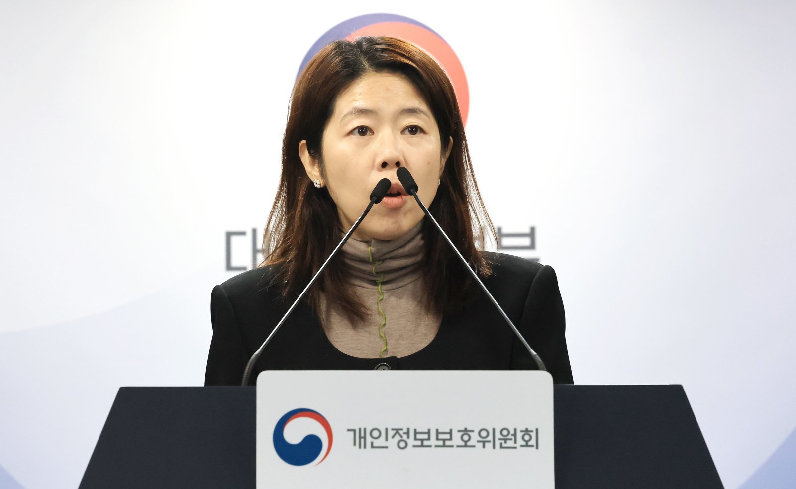 윤여진 개인정보보호위원회 조사1과장이 12일 서울 종로구 정부서울청사에서 개인정보 유출 명품브랜드사에 과징금 360억여원 부과 관련 브리핑을 하고 있다. 2026.2.12 ⓒ 뉴스1