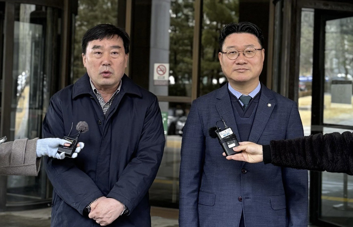 12일 대법원에서 박강배 5·18기념재단 상임이사(왼쪽)와 김정호 변호사(회고록 관련 민·형사 재판 피해자측 법률대리인)가 입장을 밝히고 있다. (5·18기념재단 제공. 재판매 및 DB금지) 2026.2.12 뉴스1