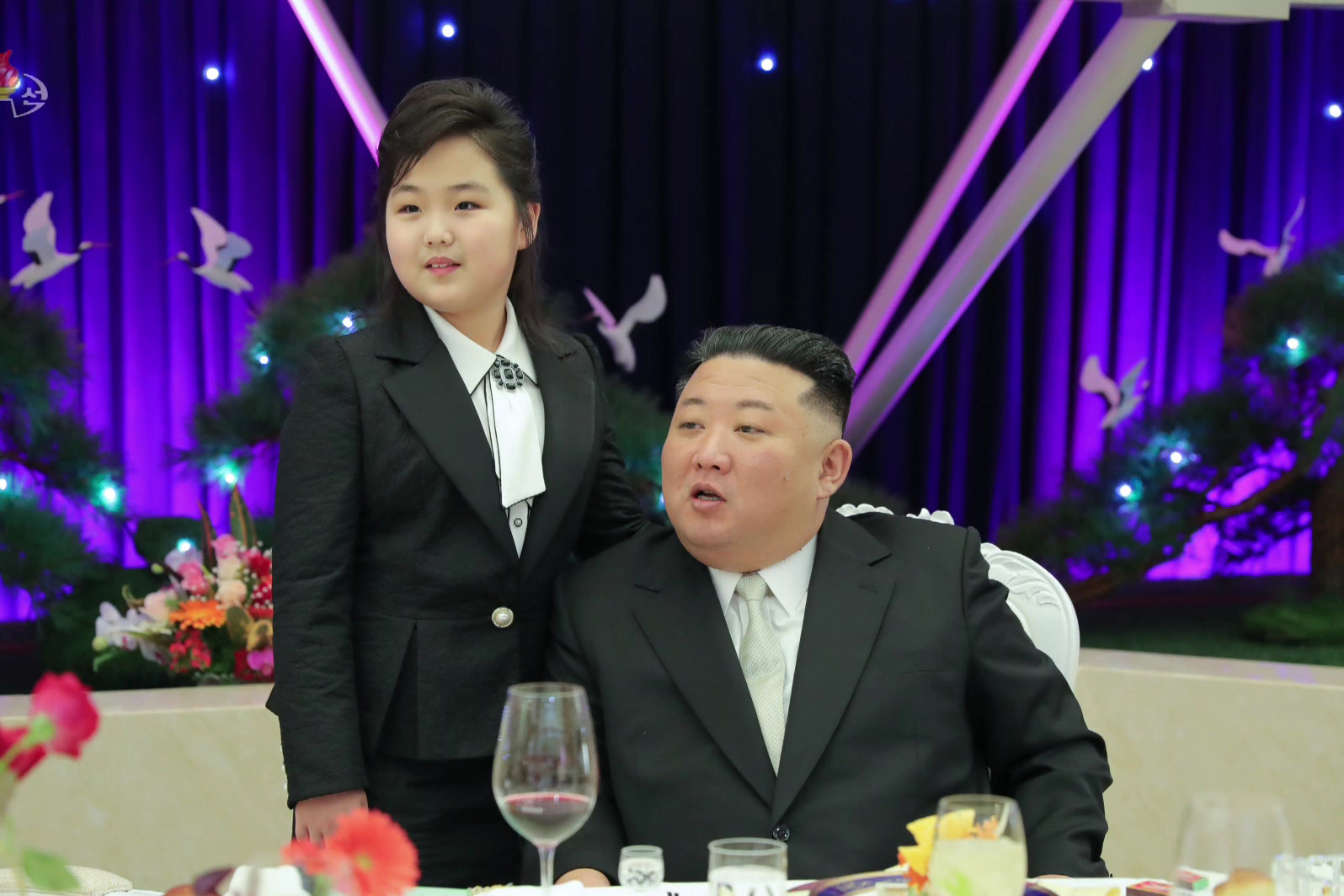 8일 북한 조선중앙TV가 김정은 북한 국무위원장이 인민군 창건 75주년을 앞두고 부인 리설주, 딸 김주애와 함께 전날 군 장성 숙소 연회장을 찾았다고 보도했다. (사진=조선중앙TV 캡처) 2023.02.08. [서울=뉴시스]