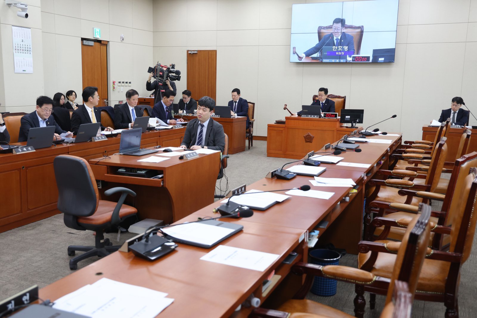 안호영 위원장이 12일 서울 여의도 국회에서 열린 기후에너지환경노동위원회 전체회의에서 국민의힘 의원들이 퇴장한 가운데 법안을 통과시키고 있다. 2026.2.12 ⓒ 뉴스1