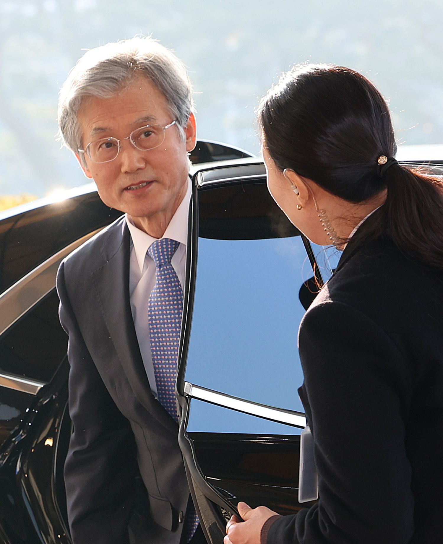 조희대 대법원장이 12일 오전 서울 서초구 대법원으로 출근하고 있다.  지난 11일 국회 법제사법위원회 전체회의에서 대법원이 확정한 판결에 대해서도 헌법소원을 할 수 있도록 한 ‘재판소원법’(헌법재판소법 개정안)과 대법관 수를 늘리는 ‘대법관 증원법’(법원조직법 개정안)이 더불어민주당 주도로 통과 됐다. 2026.02.12 [서울=뉴시스]