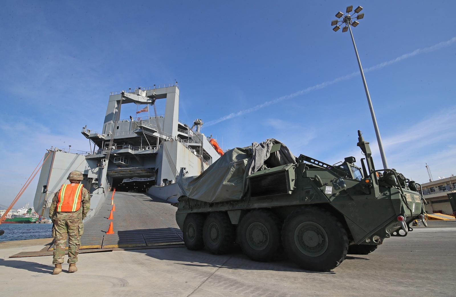 주한미군 제19지원사령부가 4일 부산 남구 부산항 8부두에서 차기 한국 순환 배치 예정인 미국 육군 2사단 제2스트라이커여단의 필수장비 반입과 항만 작전 전개 과정을 공개한 가운데 미군 선박에서 장갑차량 등이 하역되고 있다. 제2스트라이커여단은 이달 임무를 마치고 떠나는 미 4사단 제1스트라이커 여단과 교대하며, 9개월 간 대한민국에서 작전을 수행하게 된다. 부산=뉴스1