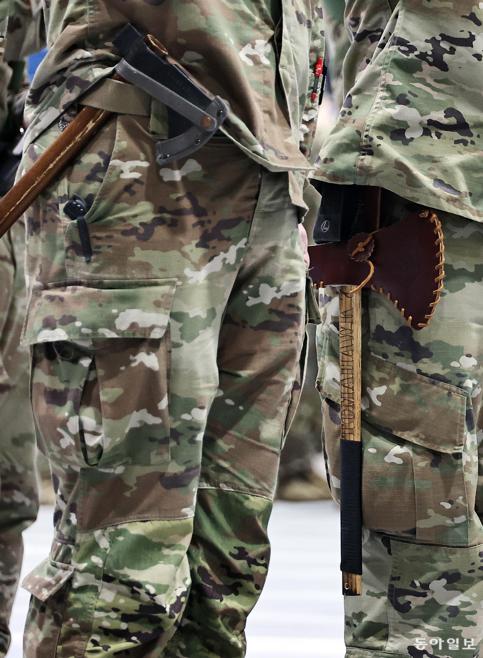 12일 오전 경기도 동두천시 캠프 케이시에서 열린 미2사단/한미연합사단 순환배치 부대 임무 교대식에서 미2사단 제2스트라이커 전투여단 장병들이 부대 상징인 토마호크를 허리에 차고 있다. 동두천=양회성 기자 yohan@donga.com