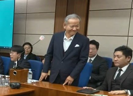 이상민 전 행정안전부 장관이 12일 서울중앙지방법원에서 열린 내란 중요임무 종사 등 혐의 1심 선고 공판에 출석해 재판부로부터 징역 7년을 선고를 받고 미소를 짓고 있다. (서울중앙지법 제공) 2026.2.12 (서울=뉴스1)