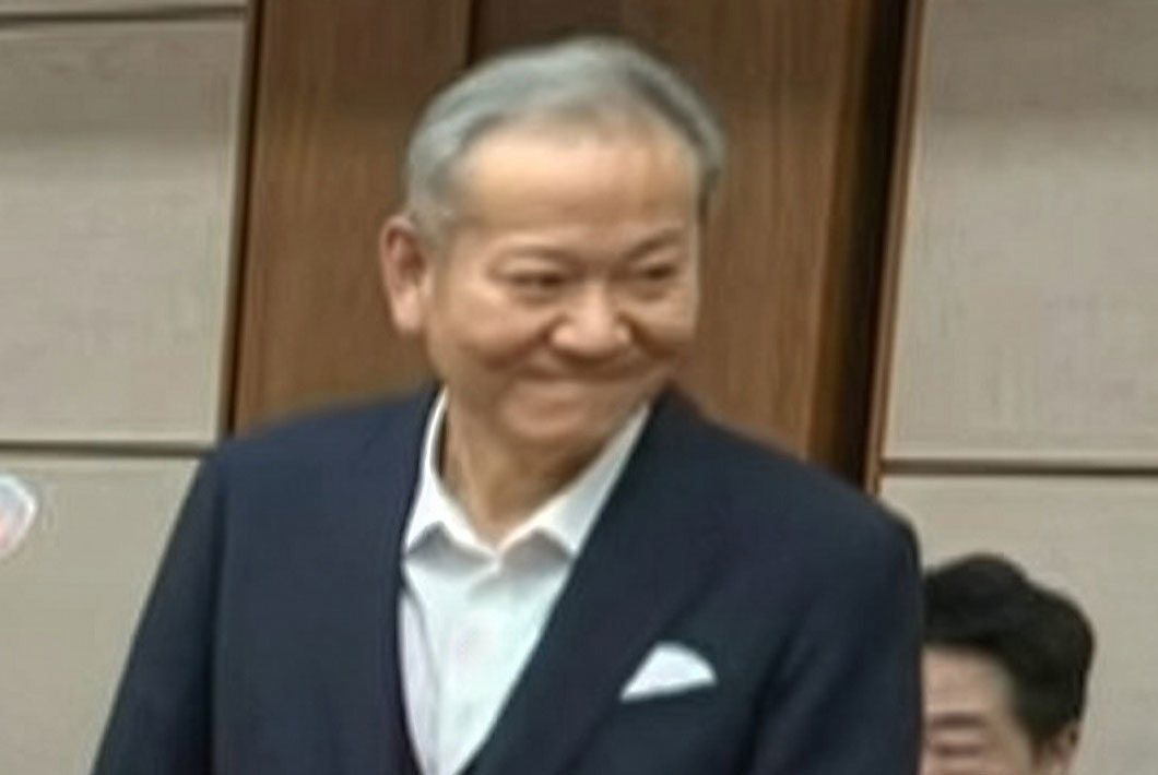 이상민 전 행정안전부 장관이 12일 서울중앙지방법원에서 열린 내란 중요임무 종사 등 혐의 1심 선고 공판에 출석해 재판부로부터 징역 7년을 선고를 받고 미소를 짓고 있다. 서울중앙지법 제공