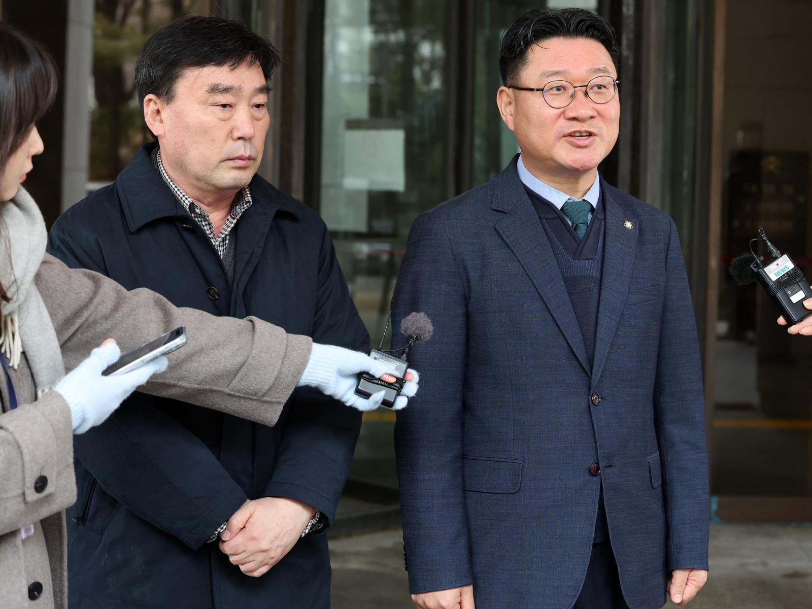 김정호(오른쪽) 변호사와 박강배 5.18기념재단 상임이사가 12일 오전 서울 서초구 대법원에서 열린 ‘전두환 회고록’ 손해배상 소송 선고를 마친 후 취재진의 질의에 답하고 있다.   대법원은 이날 5·18 기념재단 등 4개 단체와 고(故) 조비오 신부의 조카 조영대 신부가 고 전두환씨와 출판자인 장남 전재국씨를 상대로 제기한 손해배상 청구 소송에서 원고 일부승소한 원심 판결을 확정했다.2026.02.12 [서울=뉴시스]