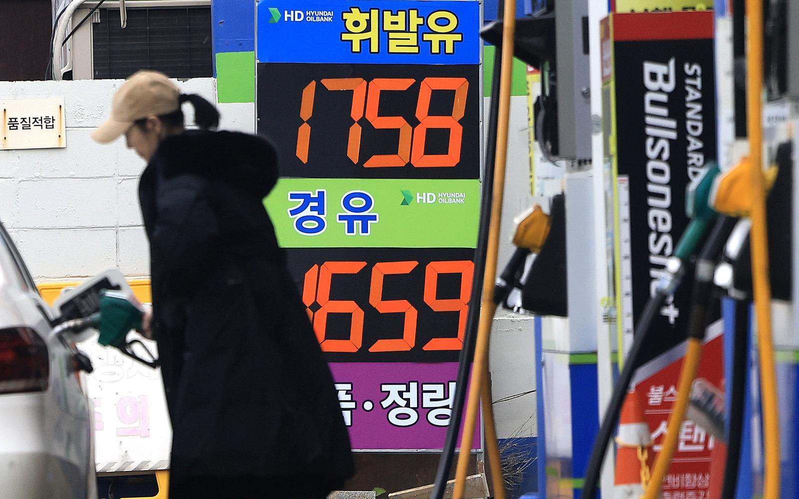 24일 정부가 물가 안정 및 민생 회복 지원을 위해 12월 말 종료 예정인 유류세 인하 기간을 2개월, 자동차 개별소비세 인하 기간을 6개월 연장하기로 했다. 자동차 개별소비세 인하는 2026년 6월 30일까지만 운용 후 종료할 예정이며 발전연료 개별소비세 인하는 12월 말 완전 종료한다. 현재 유류세는 휘발유 7%, 경유·액화석유가스(LPG)부탄은 10% 인하 적용되고 있다. 사진은 이날 서울시내의 한 주유소의 모습. 2025.12.24/뉴스1