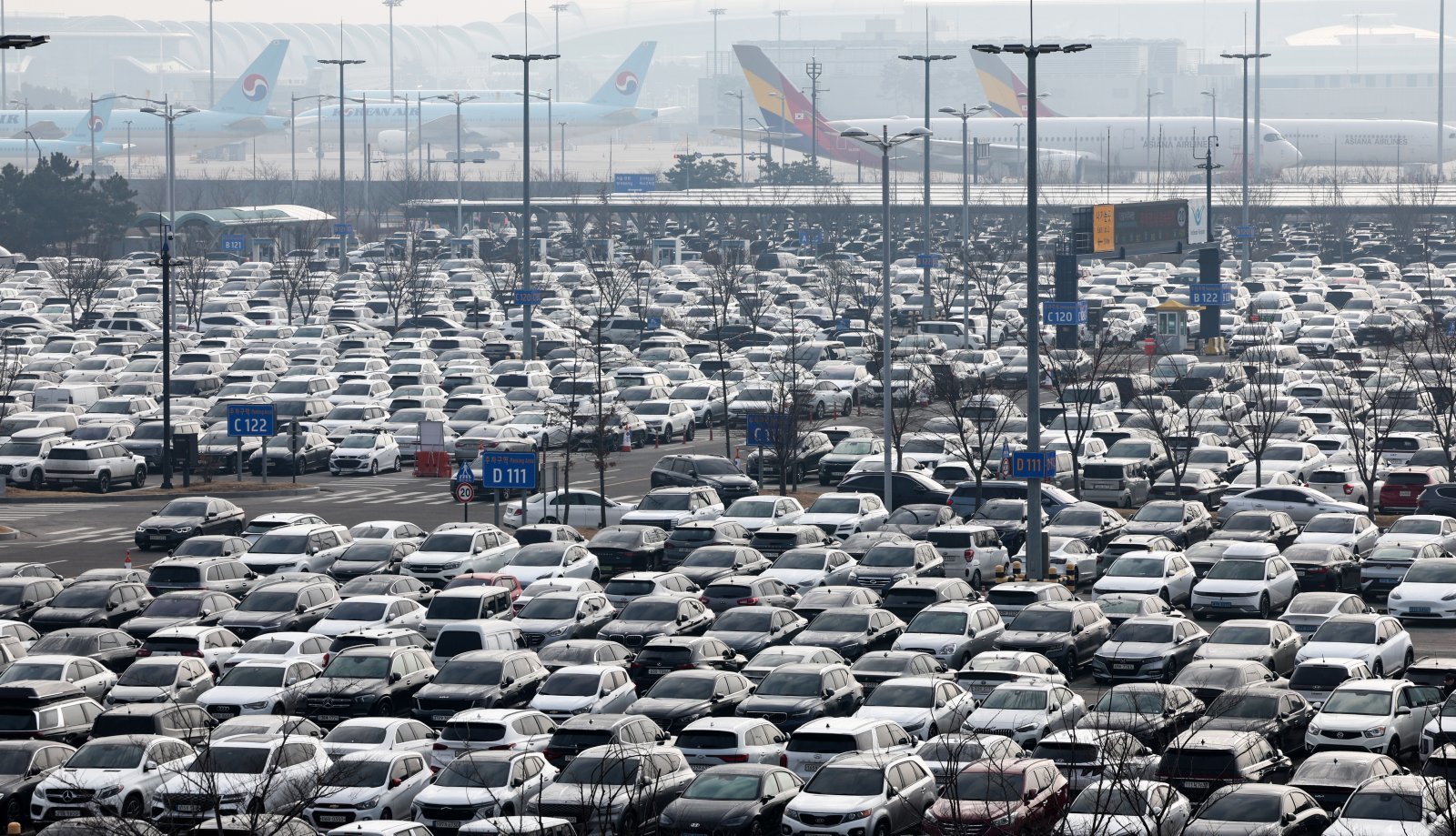 설 명절 연휴를 앞둔 12일 오전 인천국제공항 2터미널 장기주차장이 주차 차량으로 붐비고 있다. 최근 아시아나항공의 2터미널 이전과 설 연휴가 겹치면서 주차난이 예상되고 있다.2026.2.12. 뉴스1