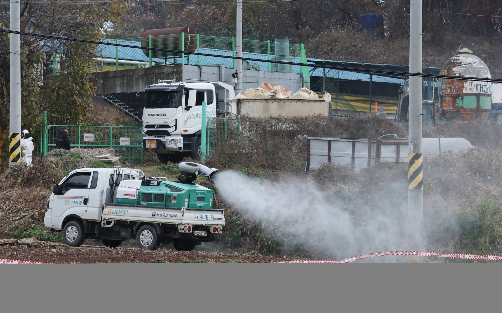 25일 충남 당진 송산면 무수리 한 돼지농장에서 ‘치사율 100%’(급성형)에 달하는 아프리카돼지열병(ASF)이 발생한 가운데 방역 관계자가 농장 입구를 소독하고 있다. 충남도와 당진시는 이날 발생 농가와 농장주 소유 2개 농장 돼지에 대한 살처분을 마칠 계획이며, 발생 농장 10㎞ 이내 28개 양돈농장에 대해서는 소독을 실시와 함께 이동 제한 조치를 취했다. 2025.11.25. 뉴스1