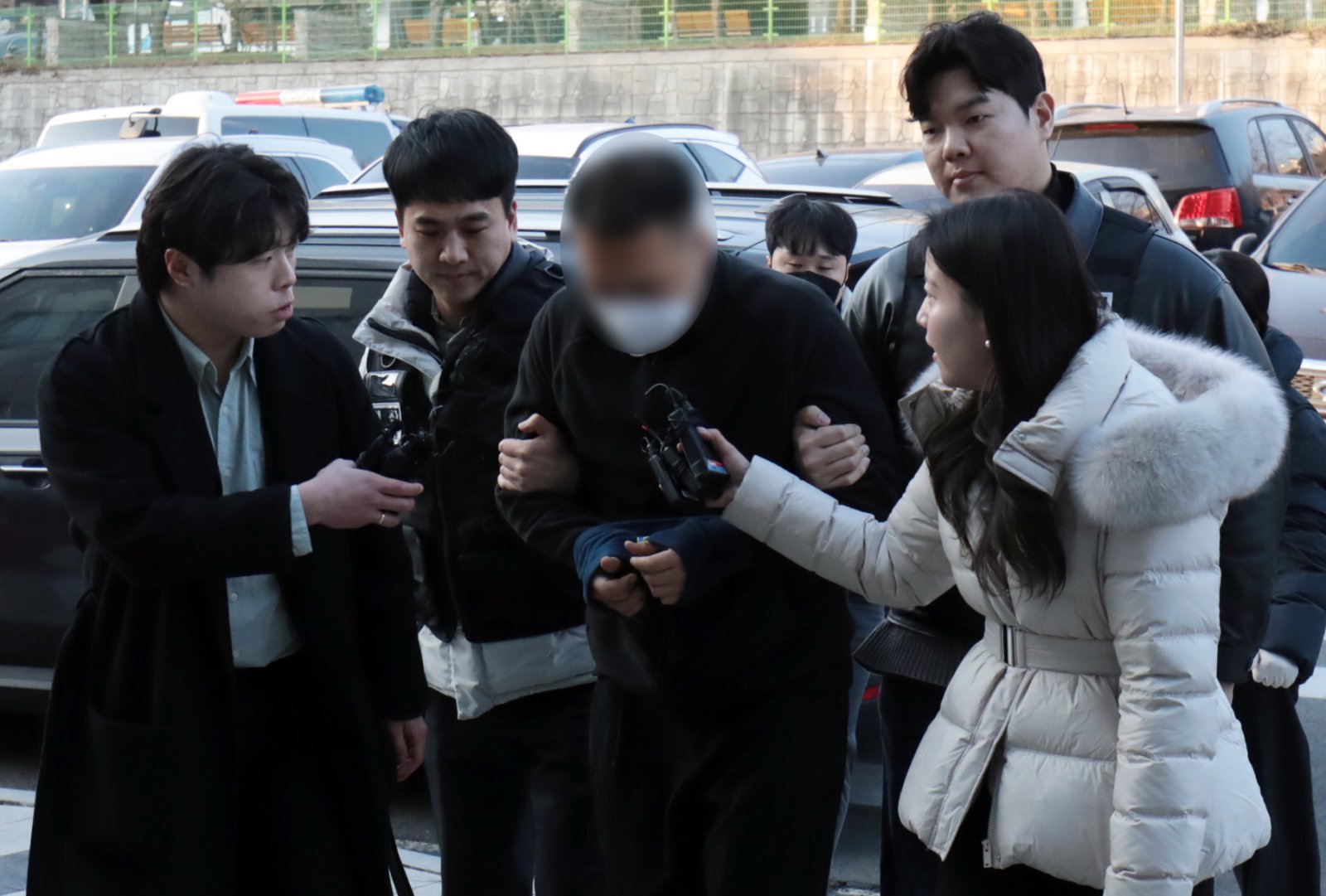 캄보디아에서 연애를 빙자한 사기 일명  ‘로맨스스캠’으로 120억원을 가로챈 한국인 총책 부부가 23일 국내로 강제 송환돼 울산경찰청 반부패수사대로 연행되고 있다. 2026.1.23 뉴스1