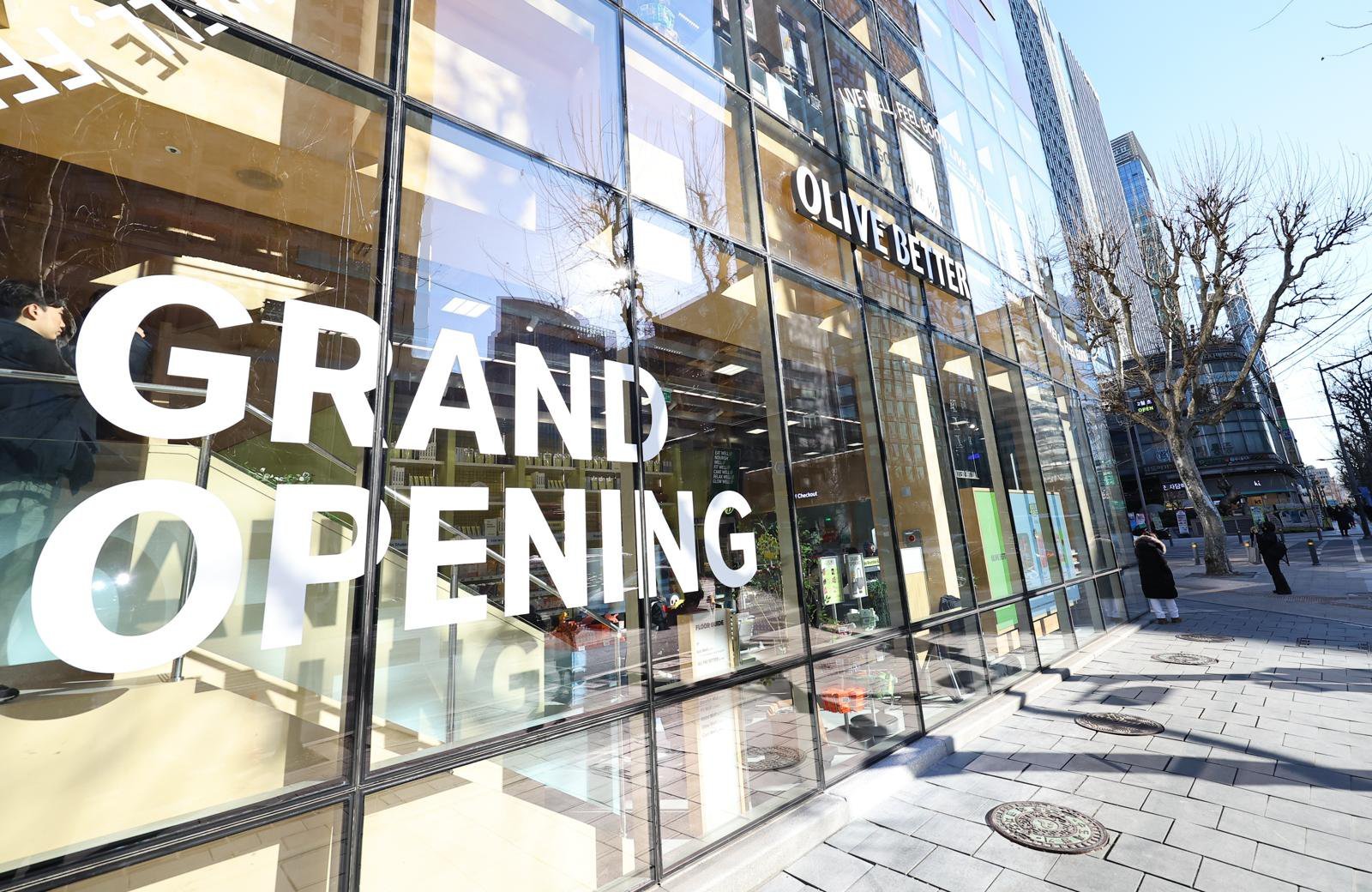 올리브베러의 첫 오프라인 매장 ‘올리브베러(OLIVE BETTER) 광화문점’의 오픈을 하루 앞둔 29일 서울 중구 광화문 디타워 올리브베러 광화문점에 올리브베러 로고가 보이고 있다.   30일 정식 오픈하는 CJ올리브영 건강·라이프스타일 상품을 선별해 제안하는 신규 플랫폼 올리브베러 1호점은 130여 평 규모의 복층 매장으로 500여 개 브랜드, 3000여 종의 웰니스 상품을 선보인다. 2026.01.29 [서울=뉴시스]