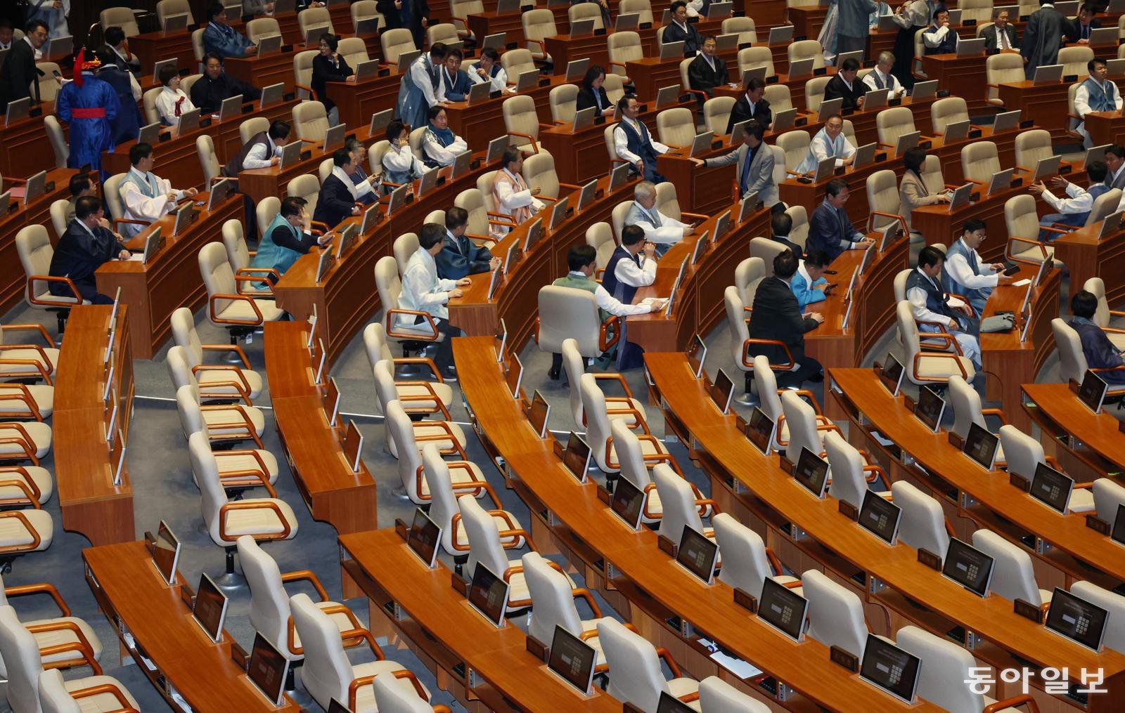 12일 국회에서 2월 임시국회 본회의에 참석한 여당계 의원들이 한복을 입고 법안 처리를 했다. 이날 국민의힘은 전날 법제사법위원회에서 여당 주도로 처리된 사법개혁안에 반발해 본회의와 상임위에 불참했다. 2026.2.12 이훈구 기자 ufo@donga.com