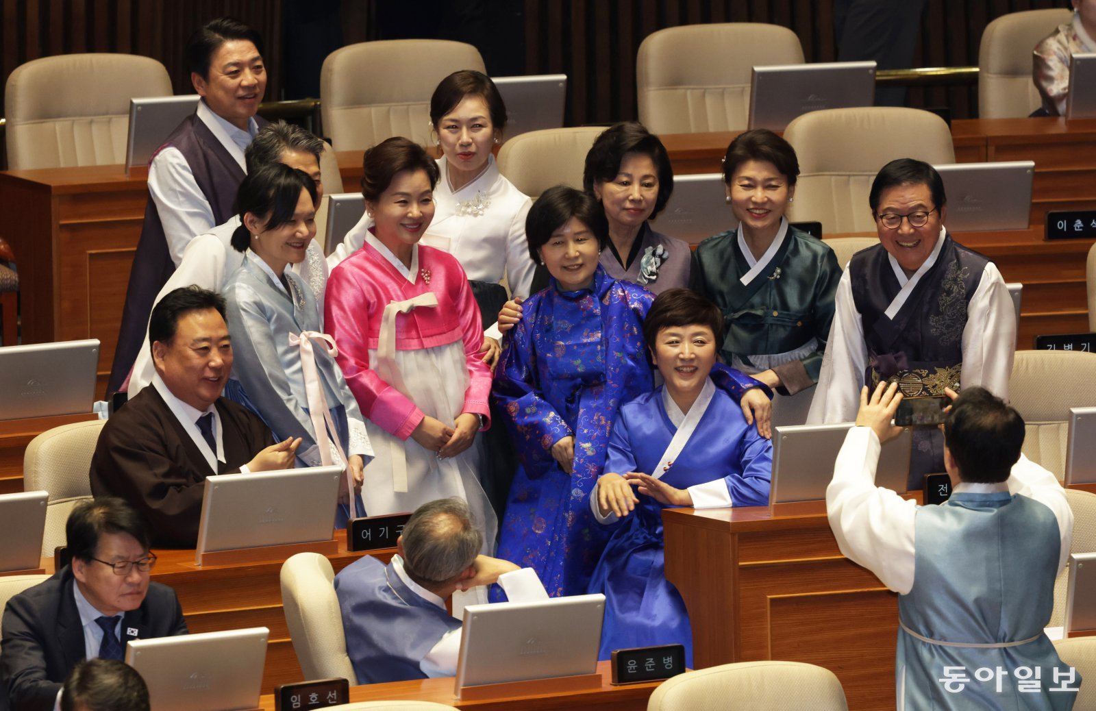 텅빈 야당의원석 12일 국회에서 2월 임시국회 본회의에 참석한 여당계 의원들이 한복을 입고 법안 처리를 했다. 진2026.2.12 	이훈구 기자 ufo@donga.com