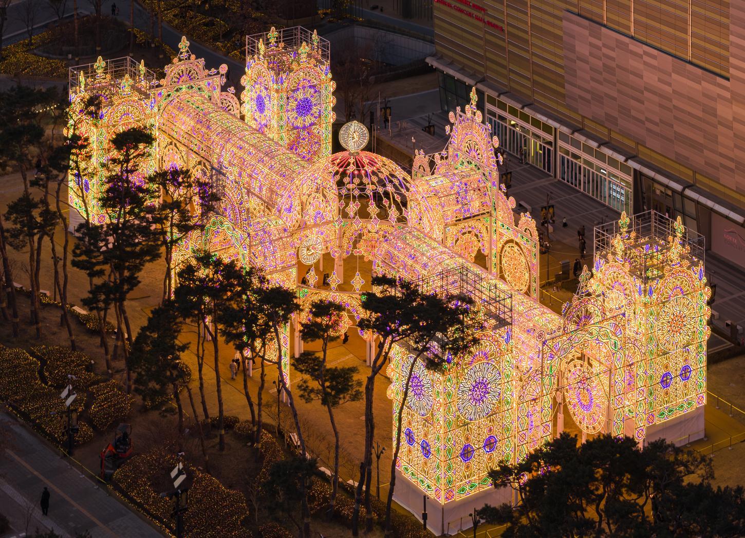 야경 명소로 회자되는 ‘2026 롯데 루미나리에’ 전경.