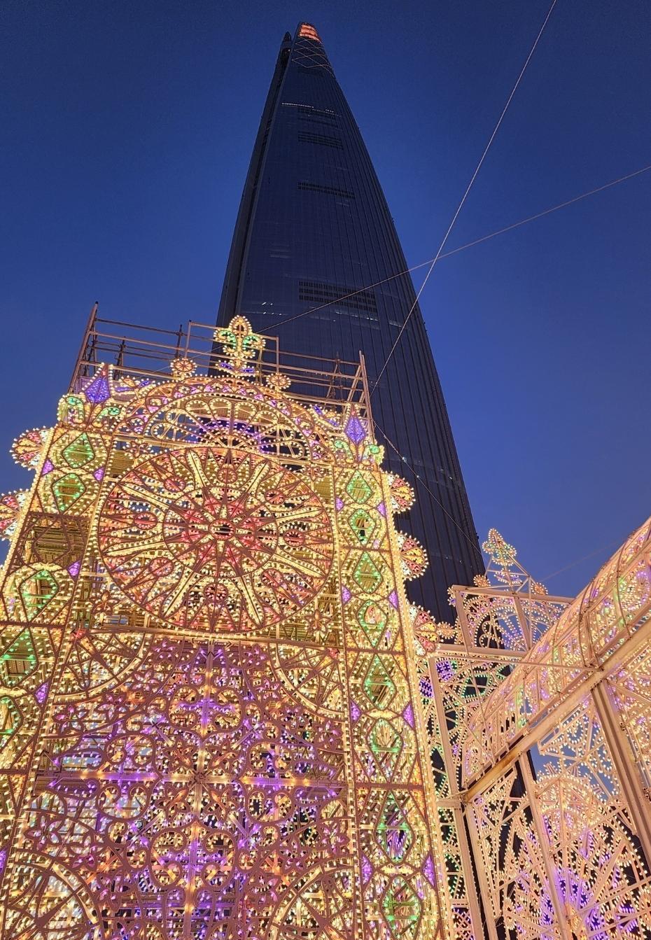 롯데월드타워와 함께 즐기는 ‘2026 롯데 루미나리에’.