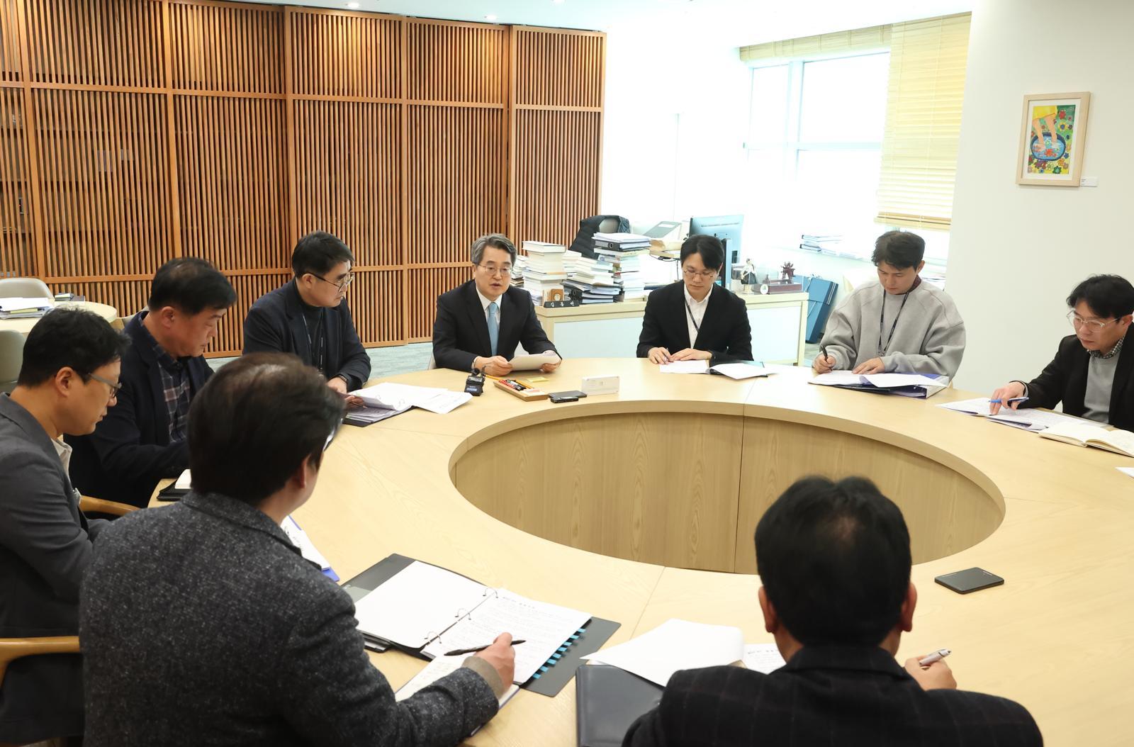 김동연 경기도지사가 12일 오후 특사경 담당자 등 실무진과 함께 부동산 투기 및 담합 특별대책회의를 하고 있다. 경기도 제공
