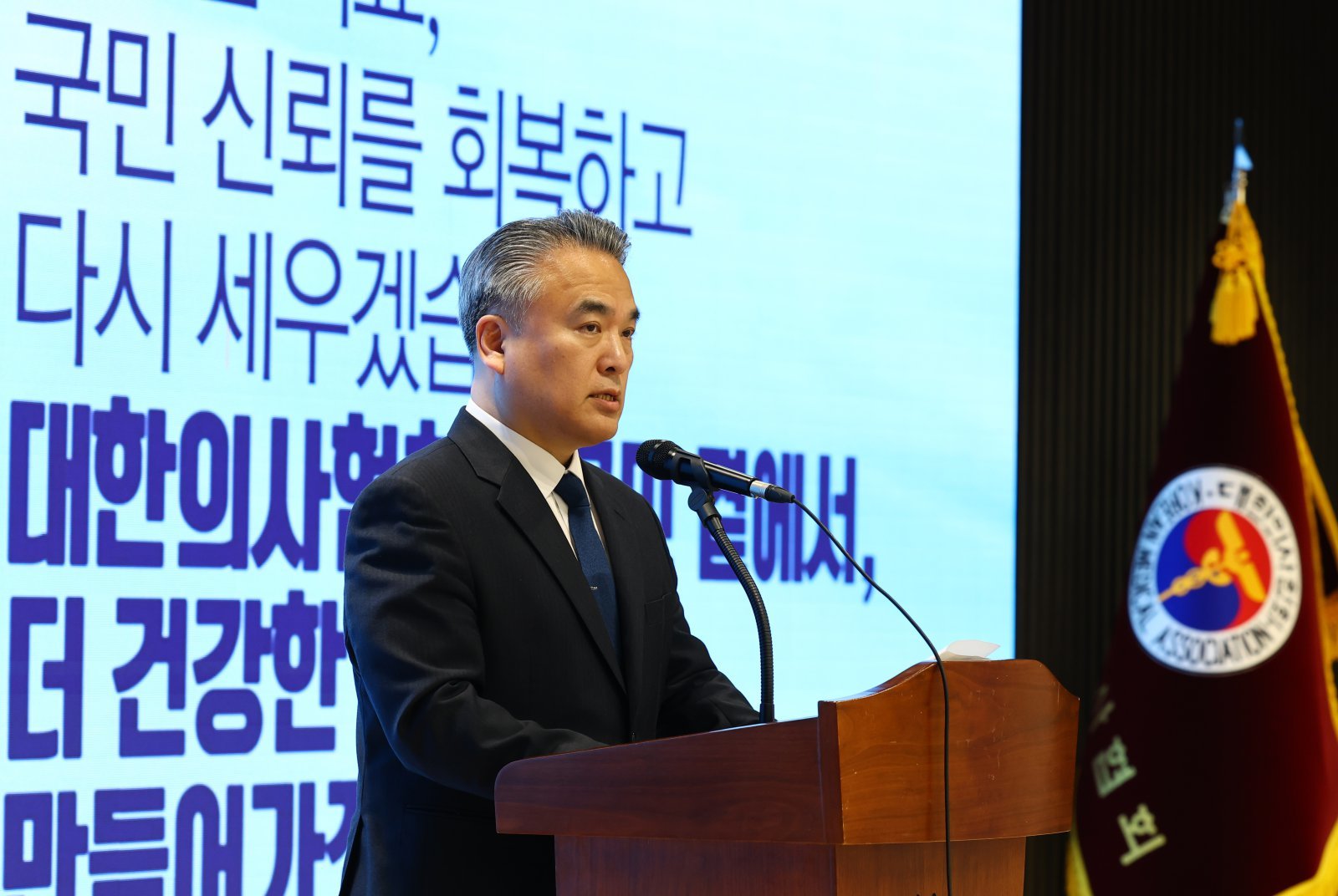 김성근 대한의사협회 대변인이 20일 오후 서울 용산구 의협회관에서 정부의 2차 의료개혁안 발표와 관련해 브리핑을 하고 있다. 2025.03.20.  [서울=뉴시스]