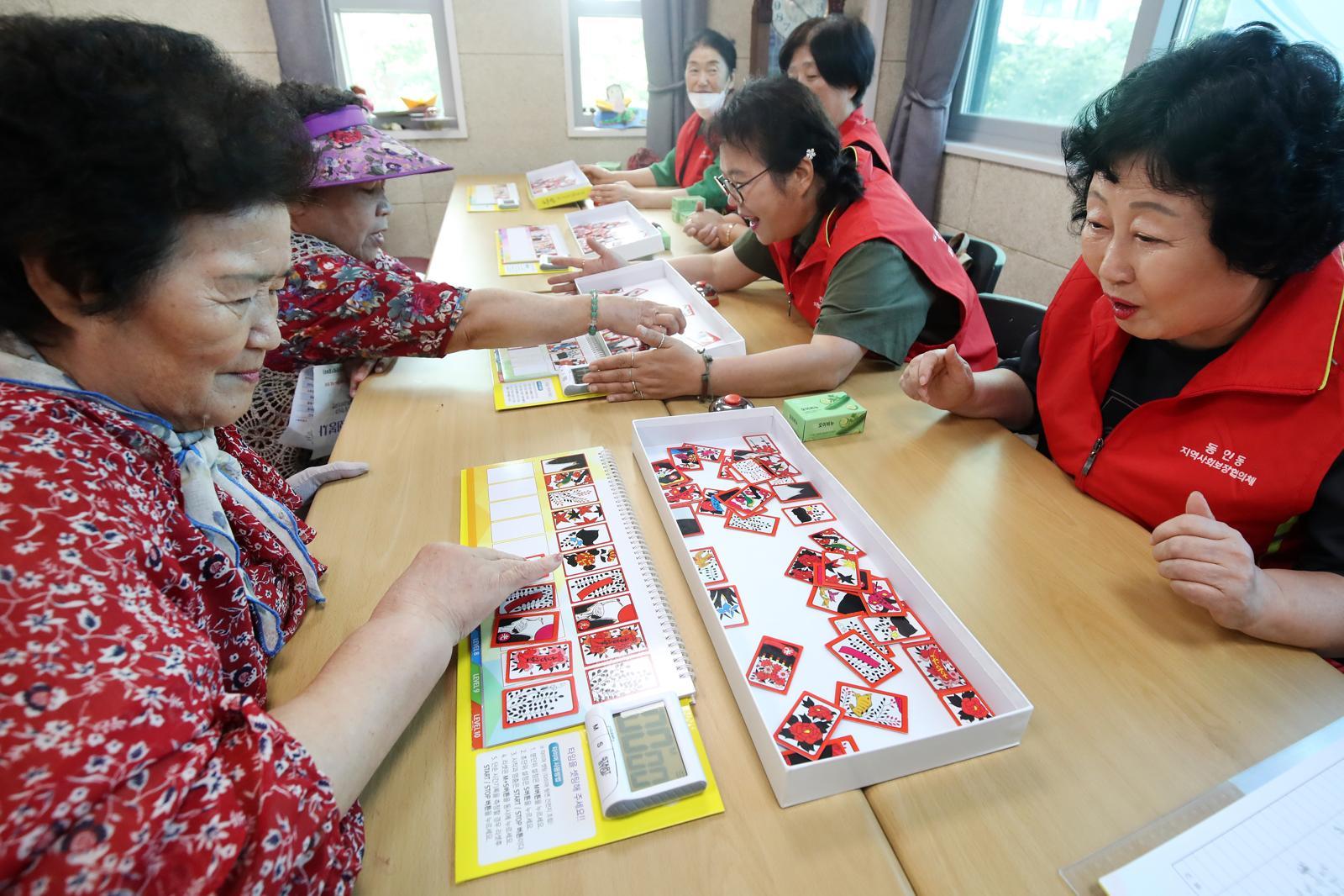 어르신들이 치매 예방을 위한 시니어게임을 하고 있다.  ⓒ 뉴스1
