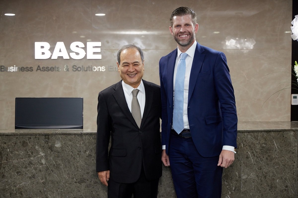 도널드 트럼프 미 대통령의 차남 에릭 트럼프 트럼프 오거니제이션 총괄부사장(오른쪽)이 베이스그룹 사옥에서 김성집 베이스그룹 회장과 만나 기념촬영에 임하고 있다. 출처=베이스그룹