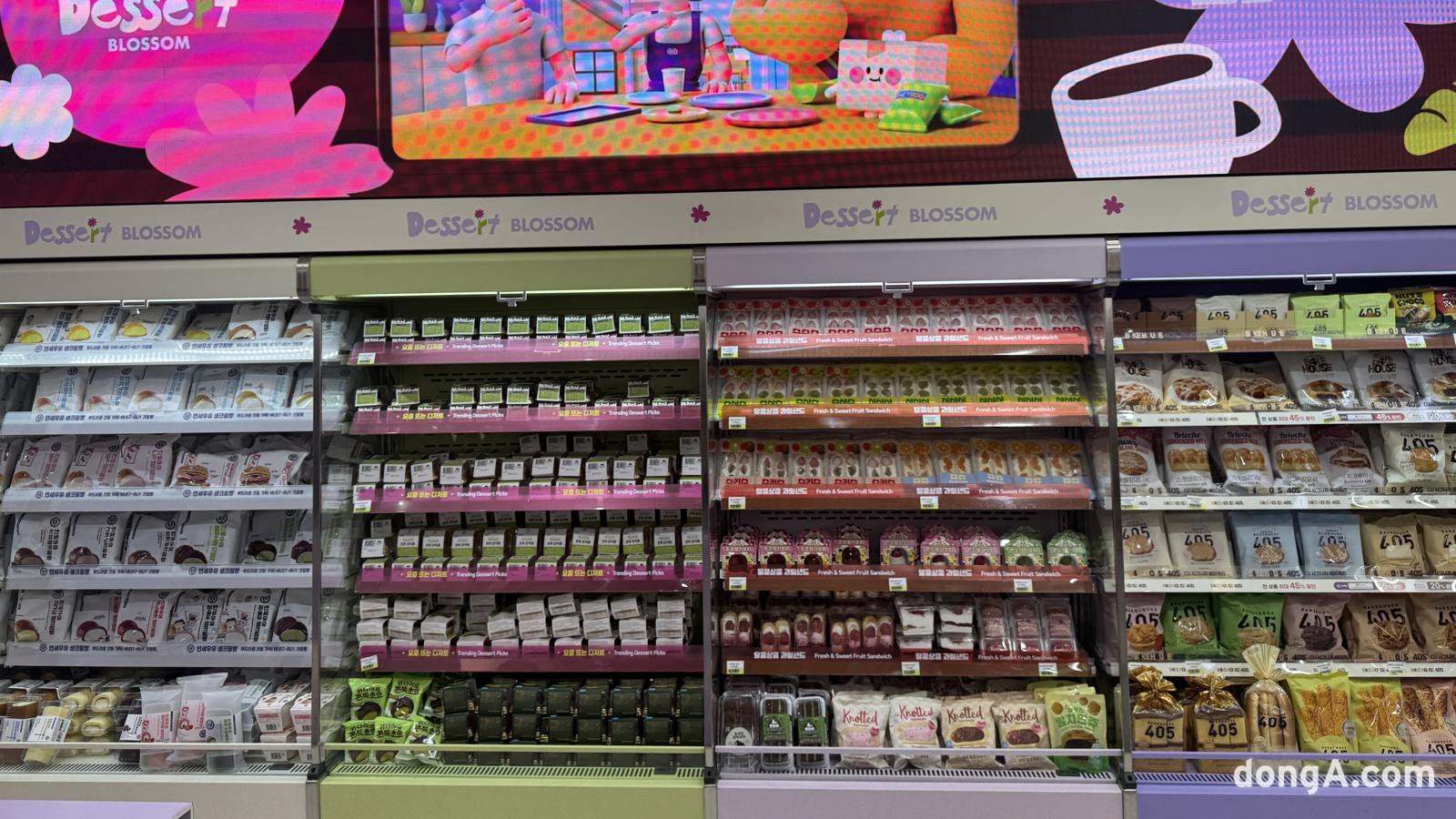 12일 서울 성동구 성수동에 위치한 CU 성수디저트파크점 디저트 존에 인기 상품들이 진열돼 있다. 김혜린 기자 sinnala8@donga.com
